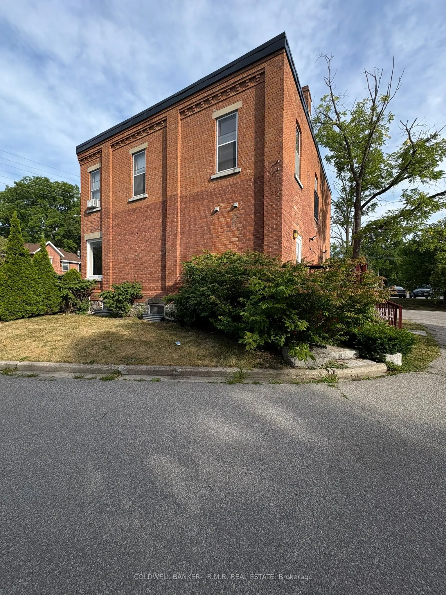 132 William Street N