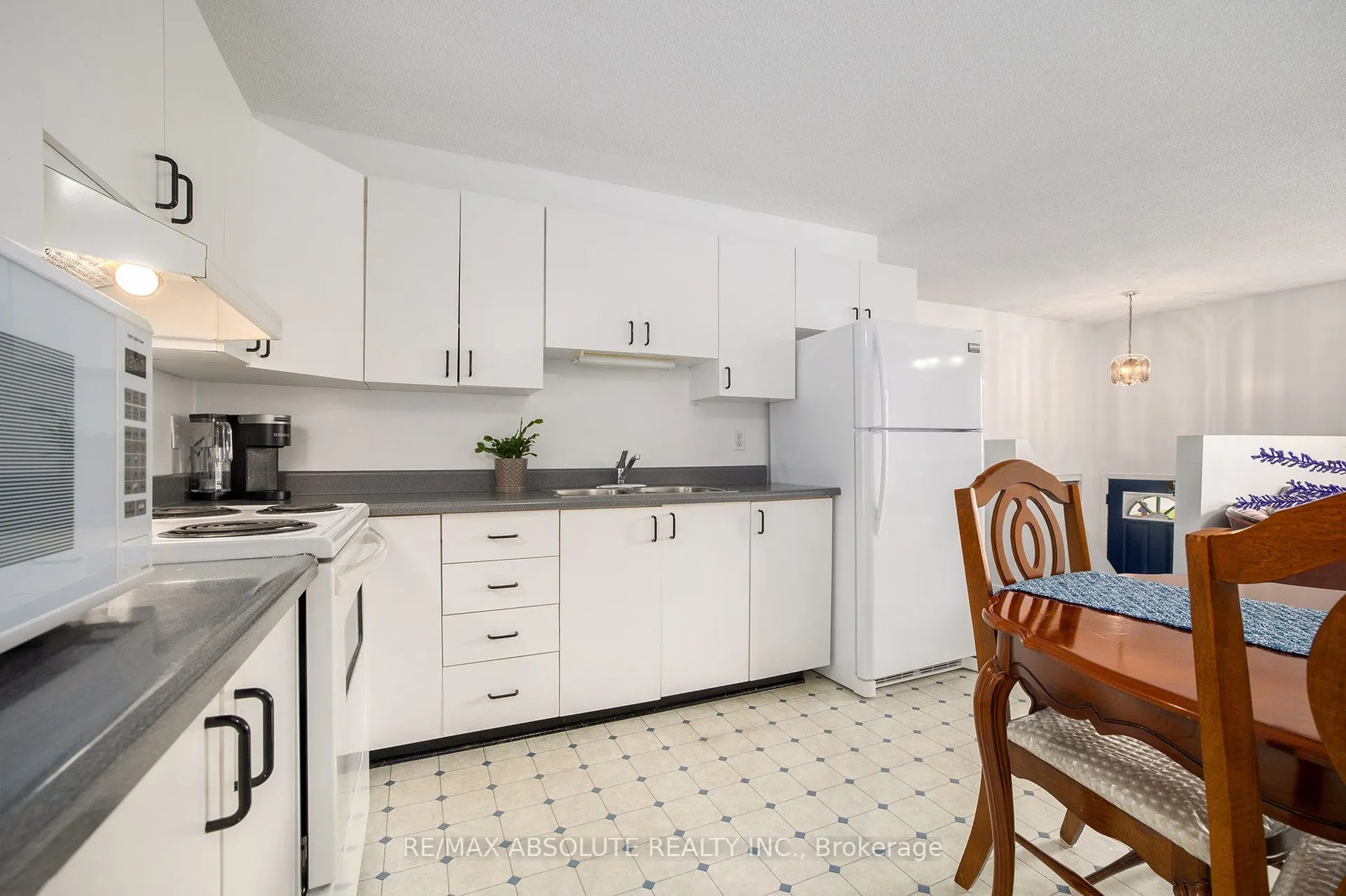 99 Edward Street S