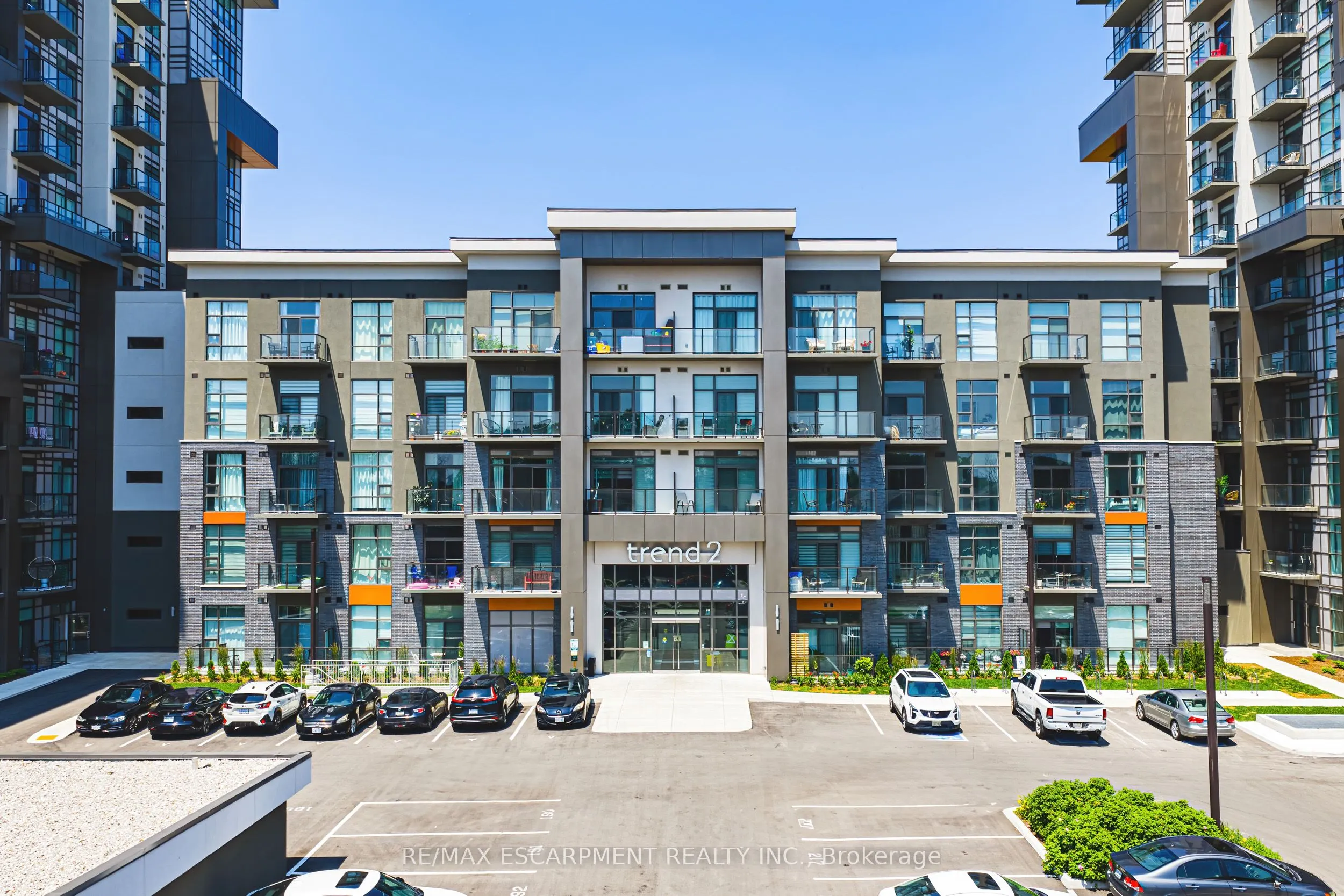 460 Dundas Street E
