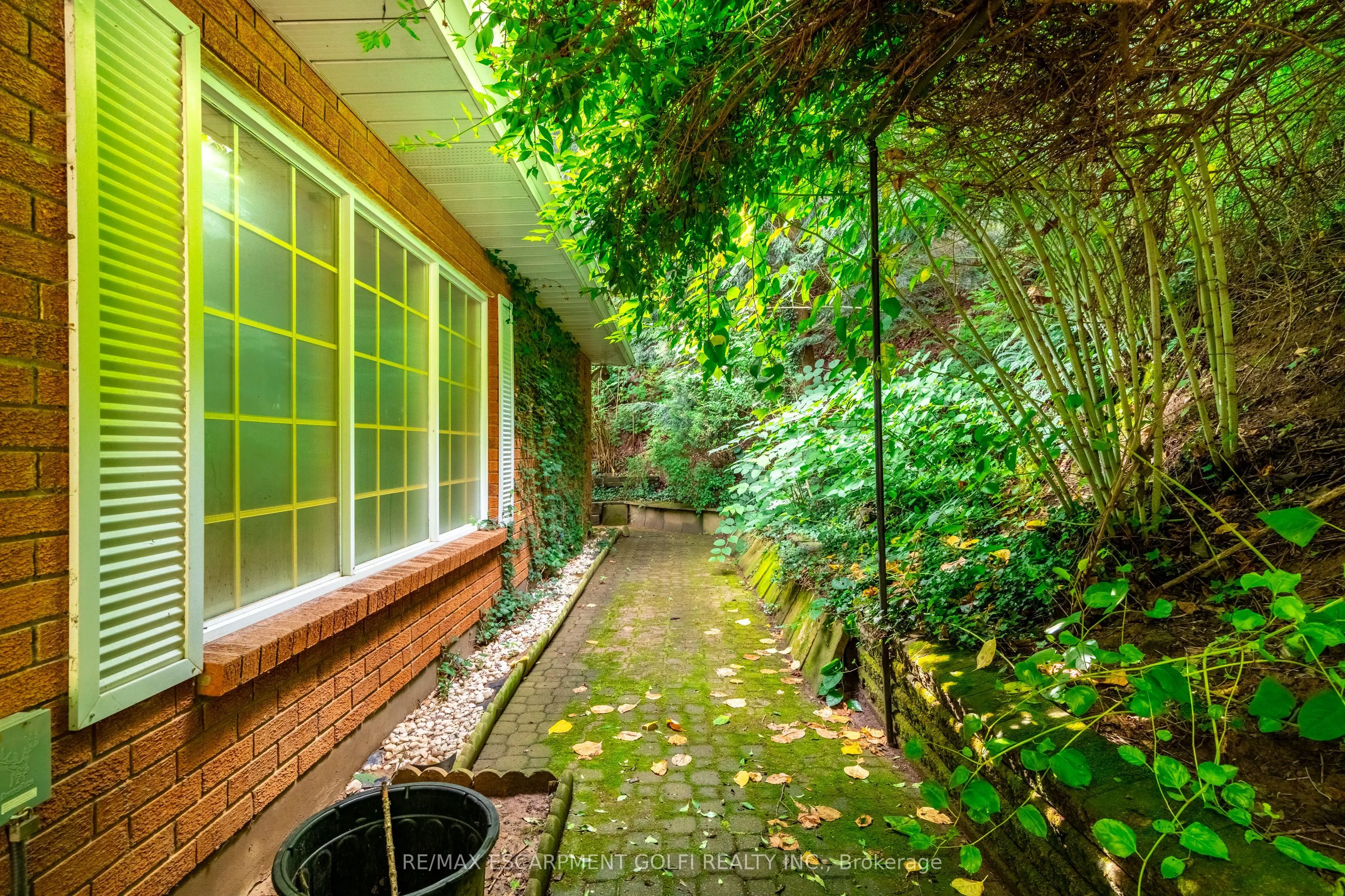 2083 HOLLOW Road