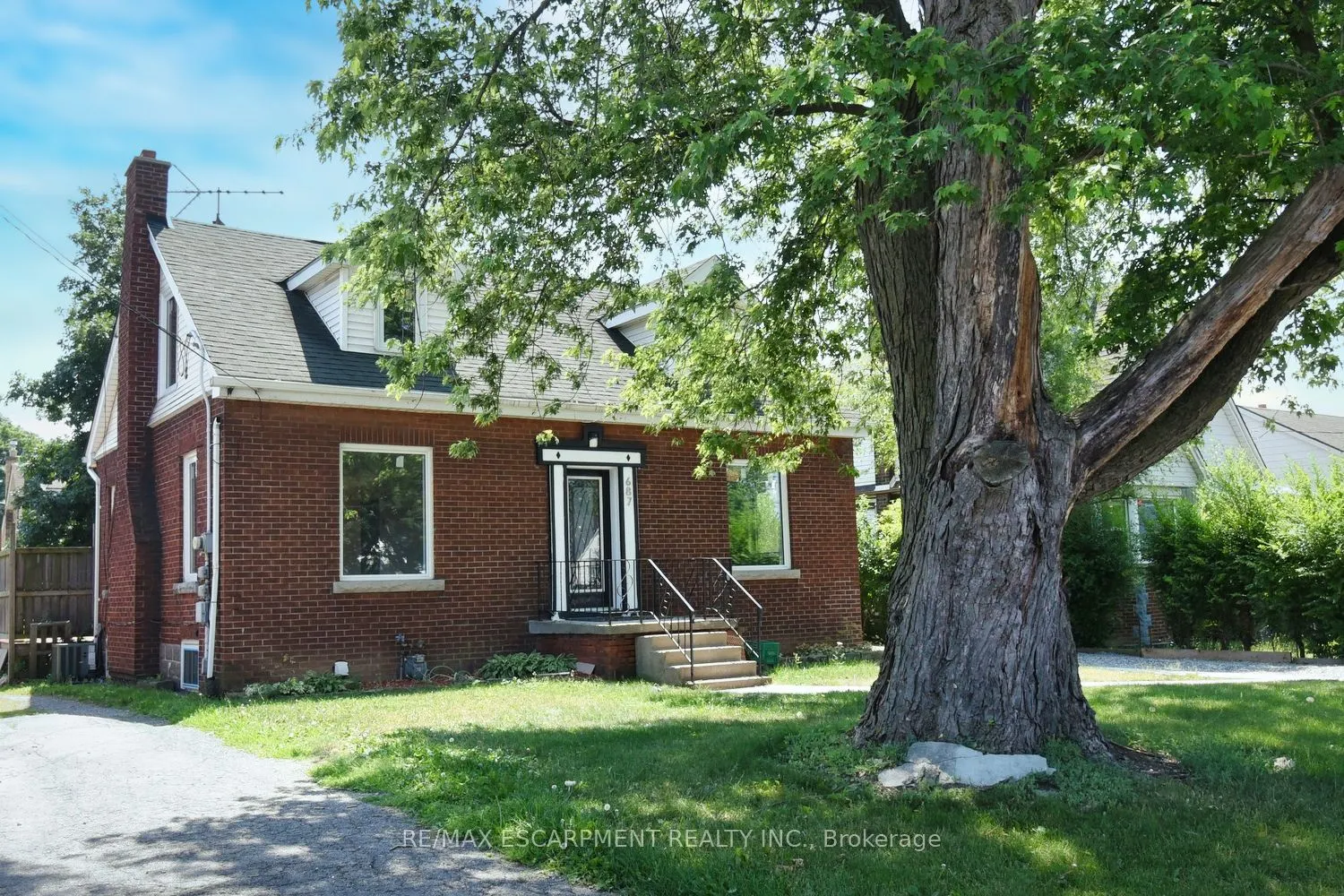 687 Upper James Street