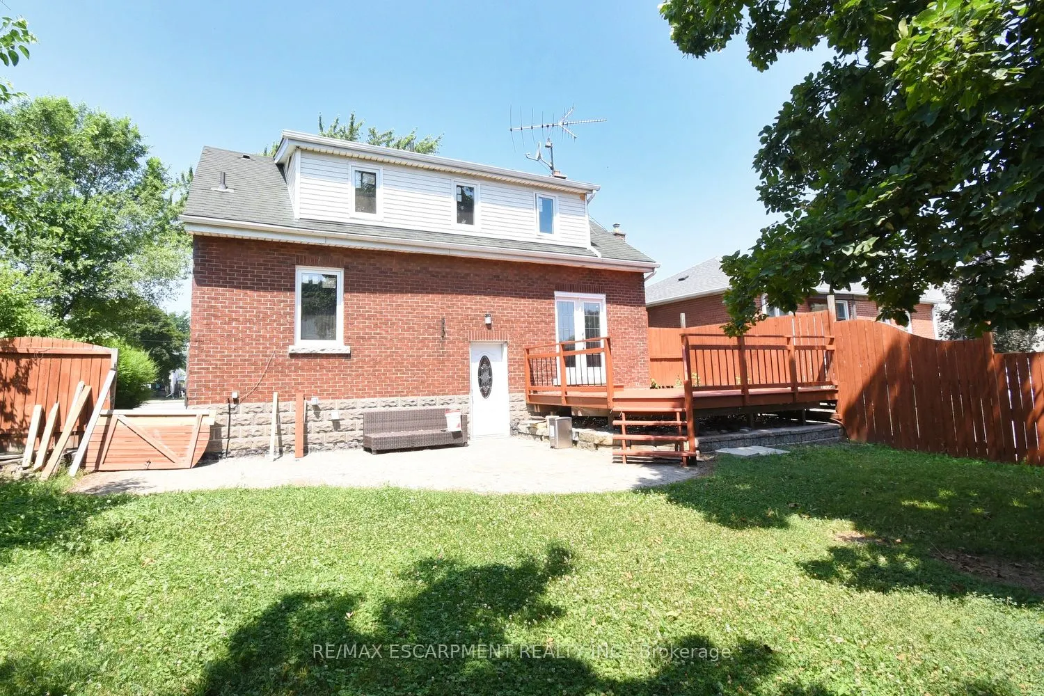 687 Upper James Street
