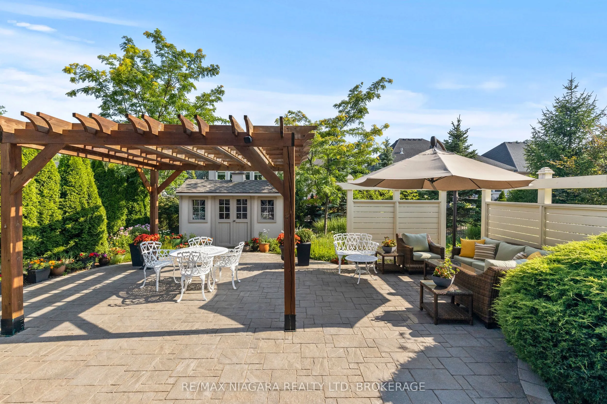 44 STONERIDGE Crescent