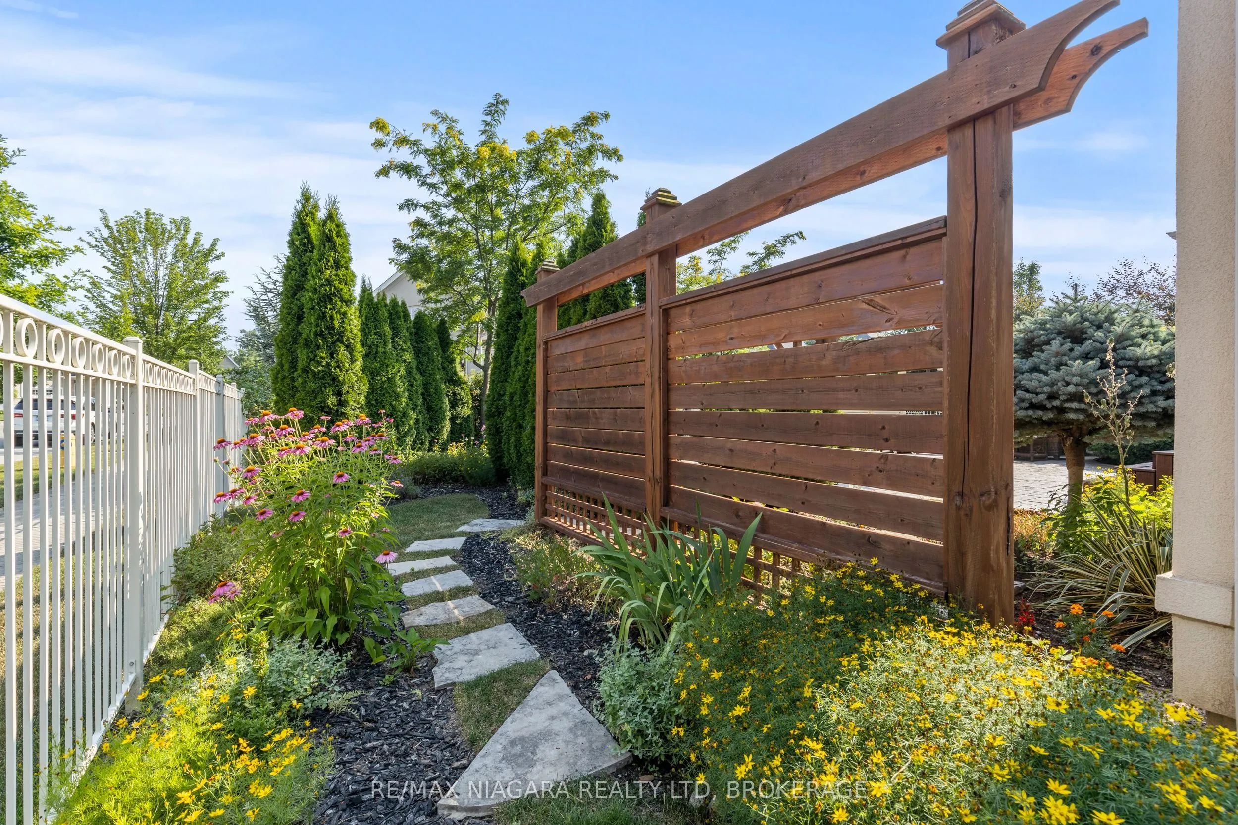 44 STONERIDGE Crescent