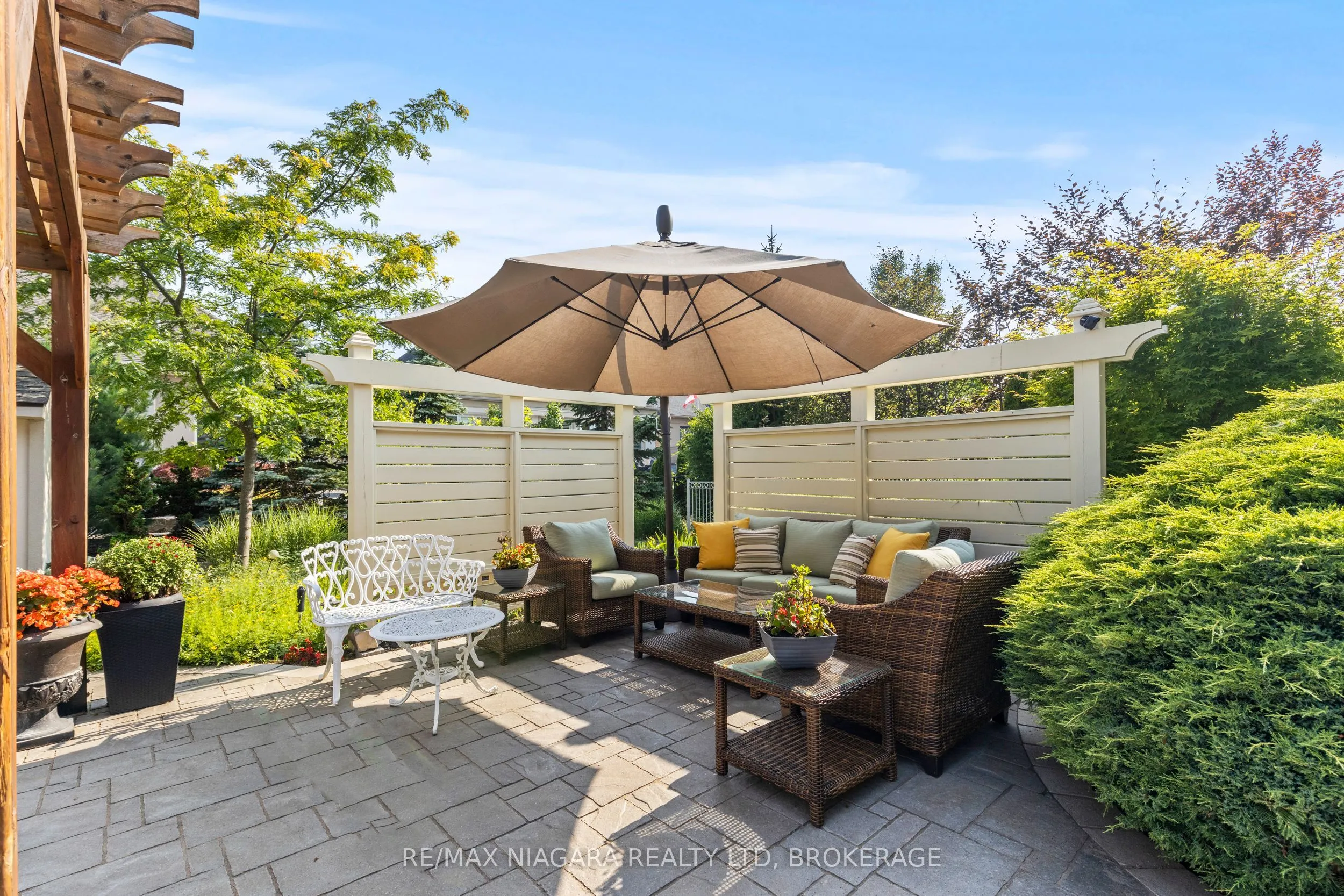 44 STONERIDGE Crescent