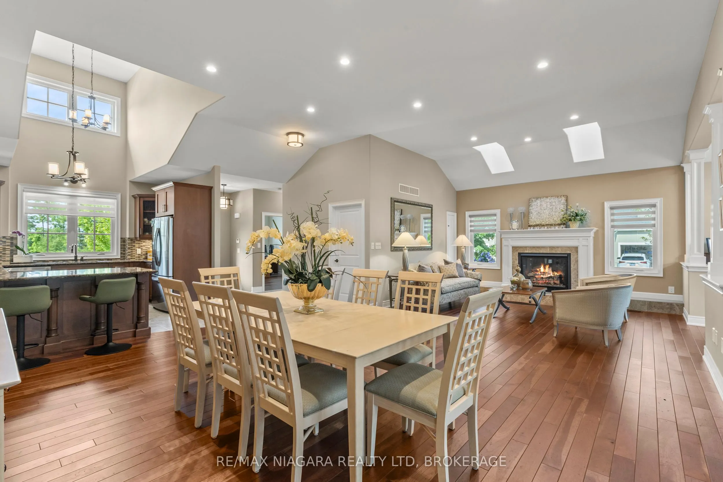 44 STONERIDGE Crescent