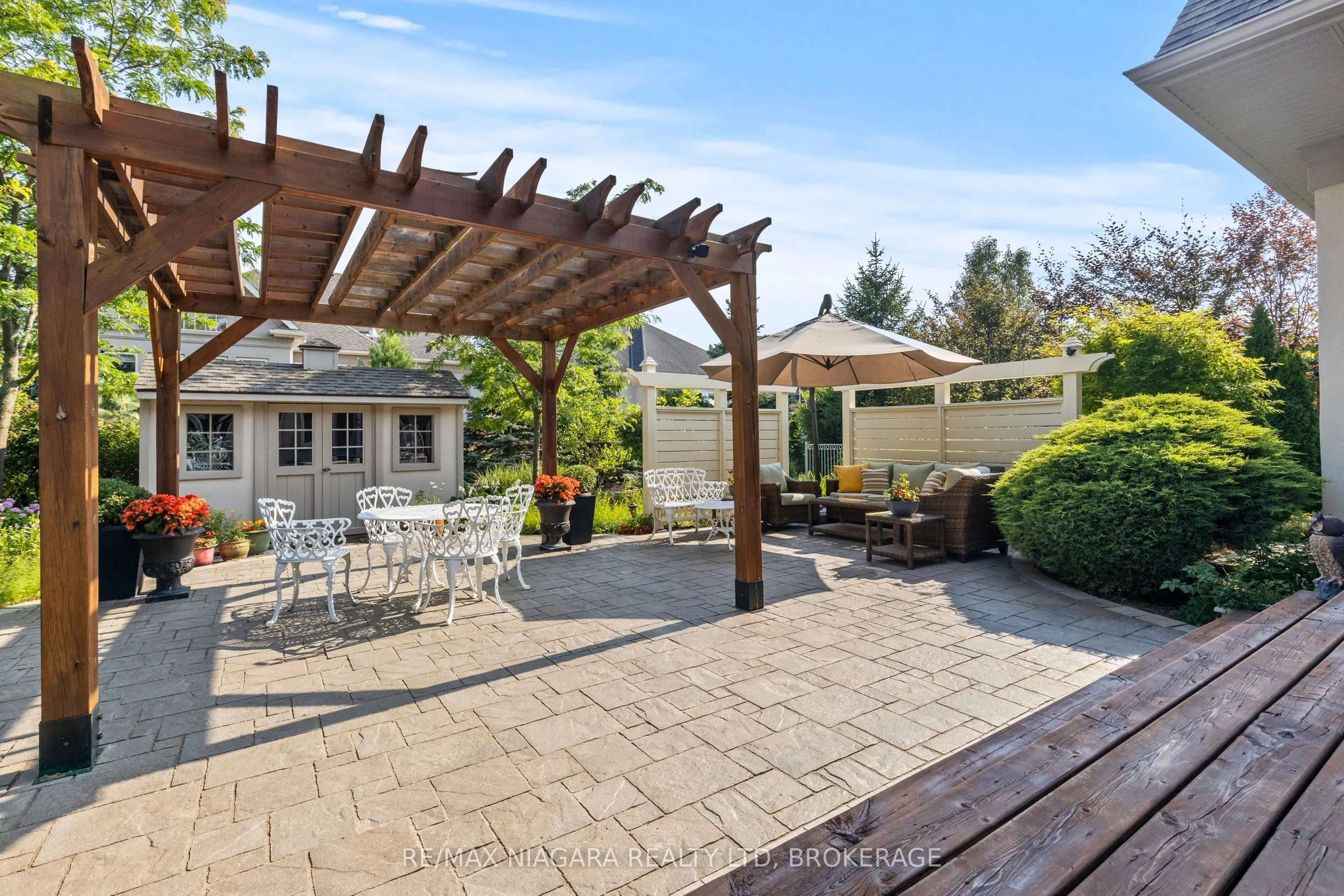 44 STONERIDGE Crescent