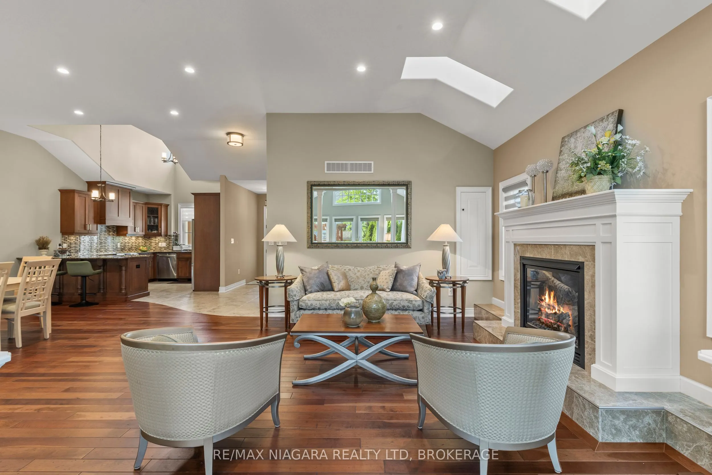 44 STONERIDGE Crescent