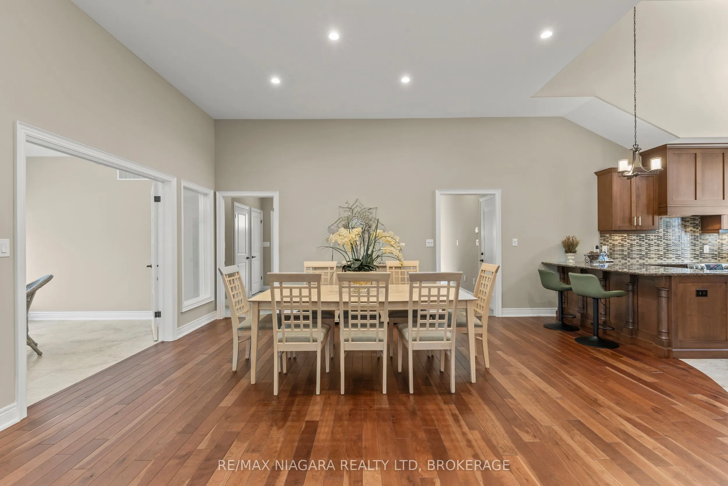 44 STONERIDGE Crescent