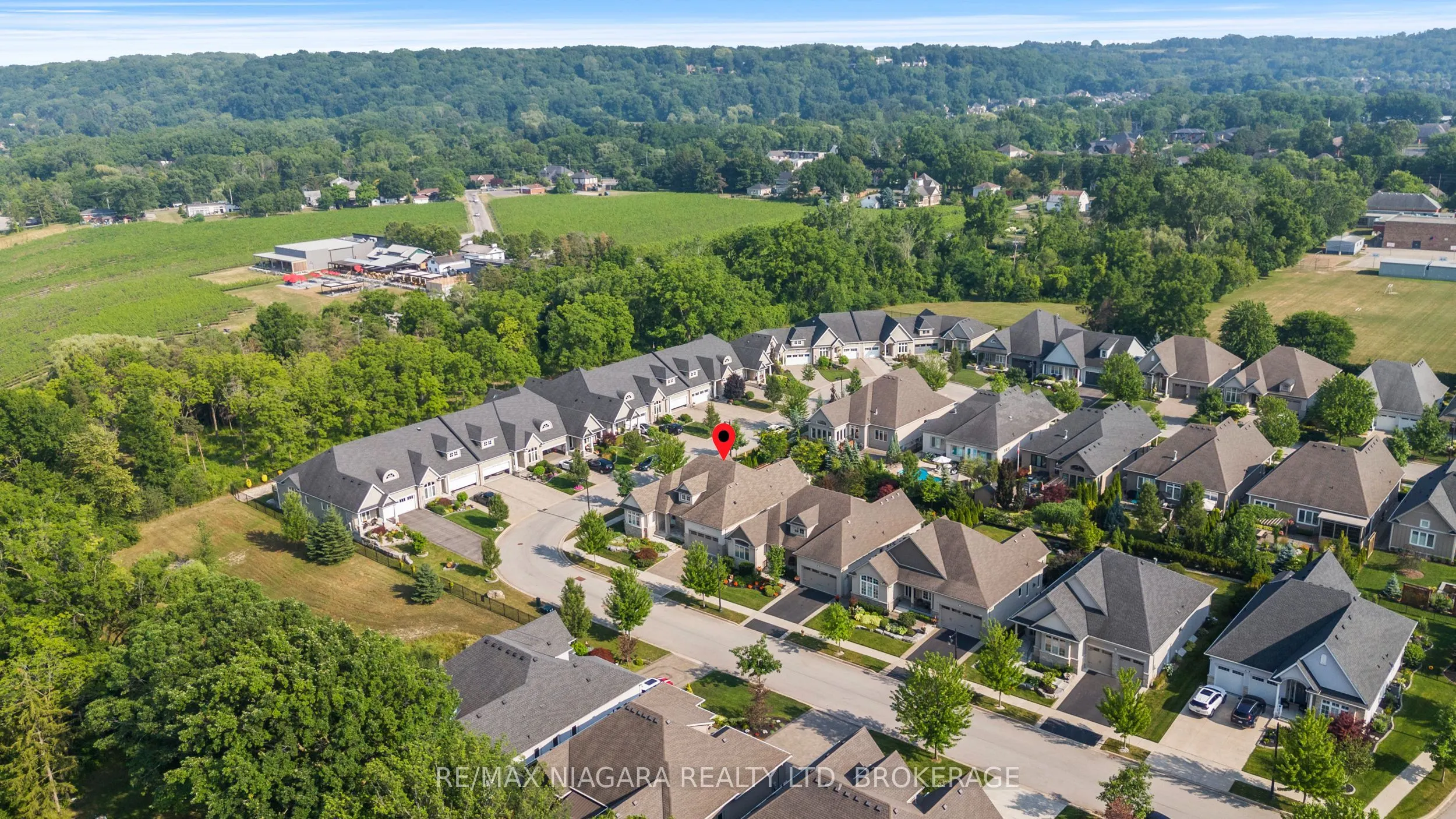 44 STONERIDGE Crescent