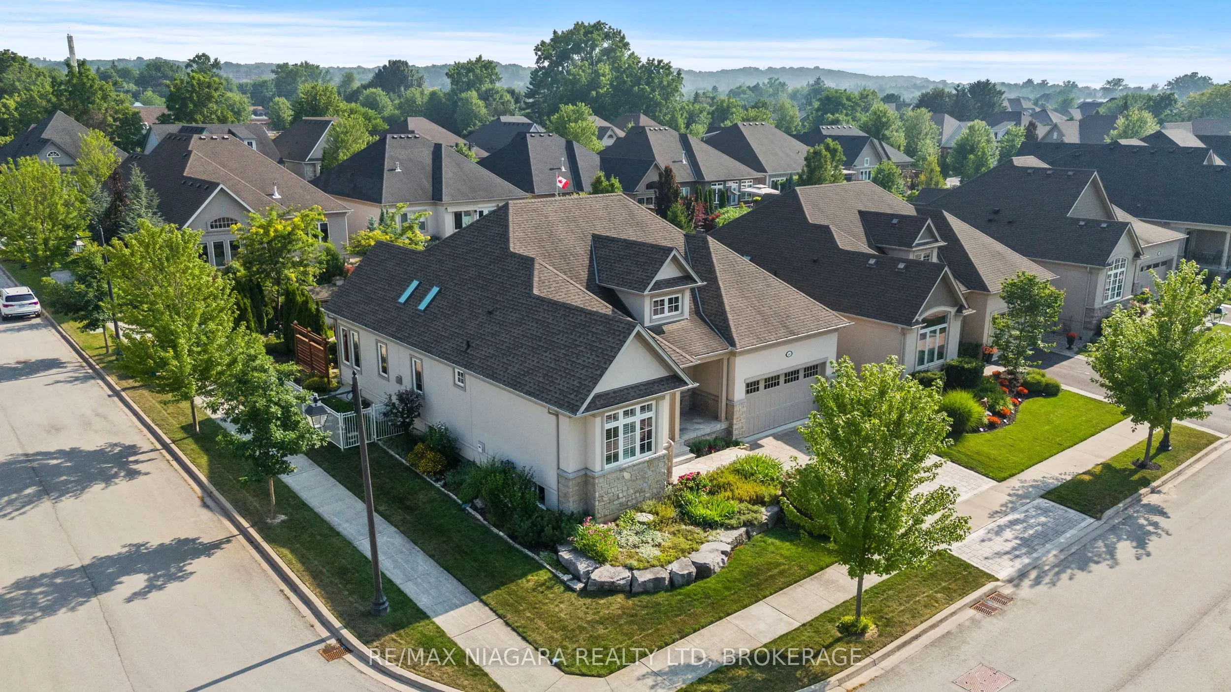 44 STONERIDGE Crescent
