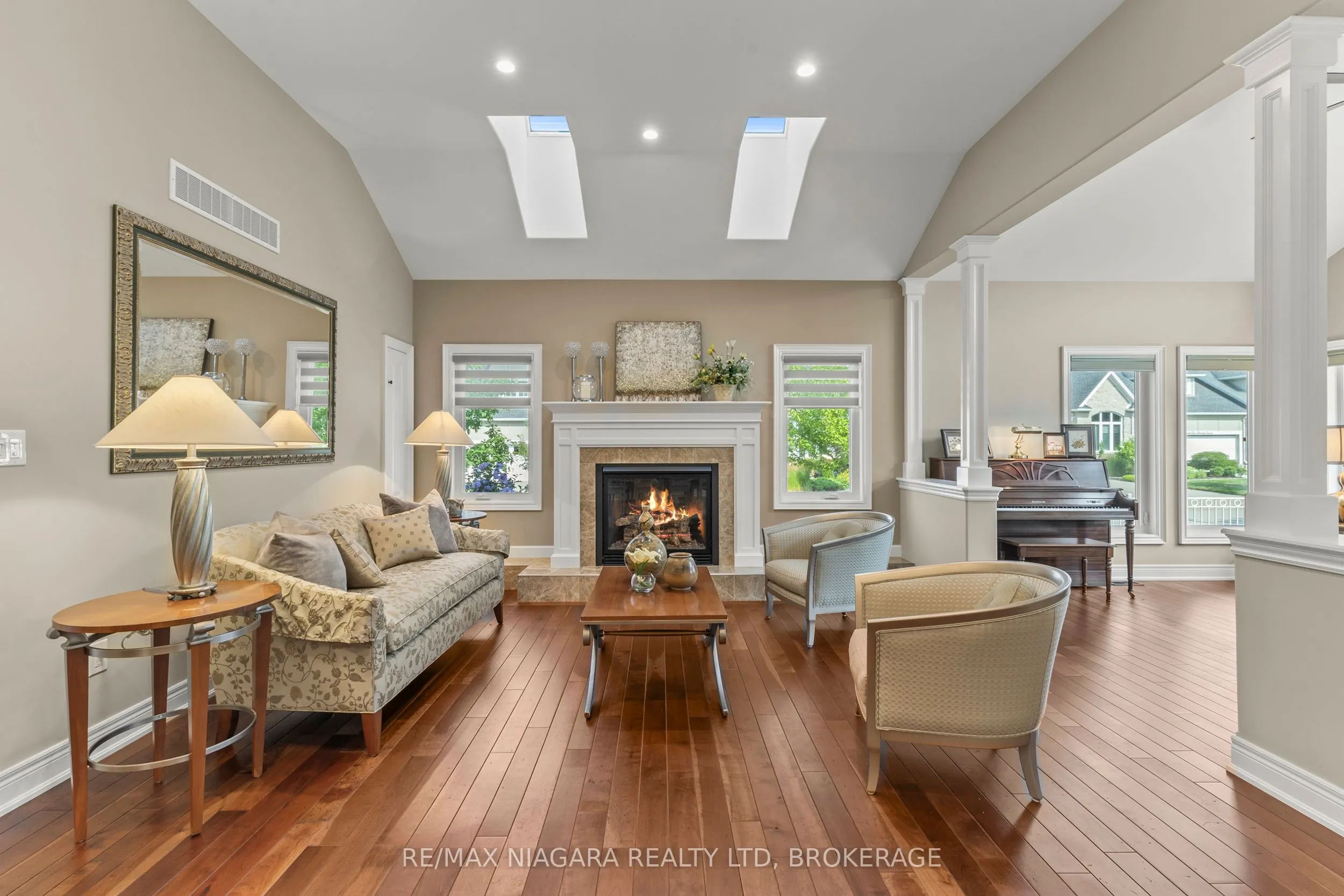 44 STONERIDGE Crescent