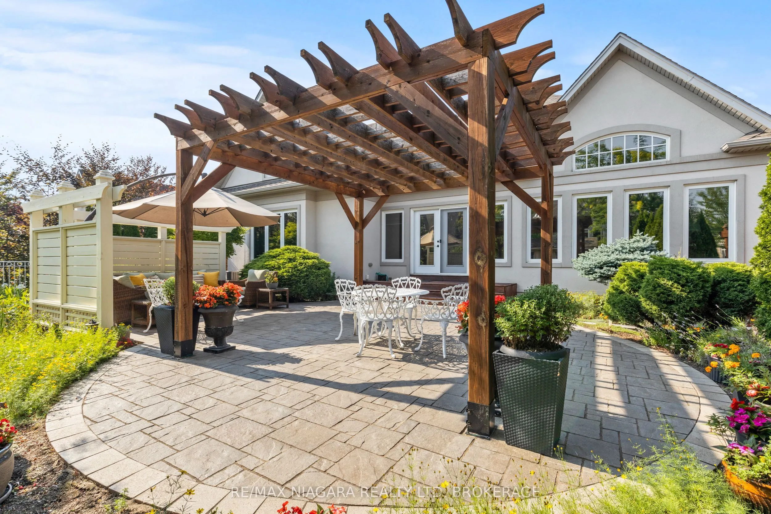 44 STONERIDGE Crescent