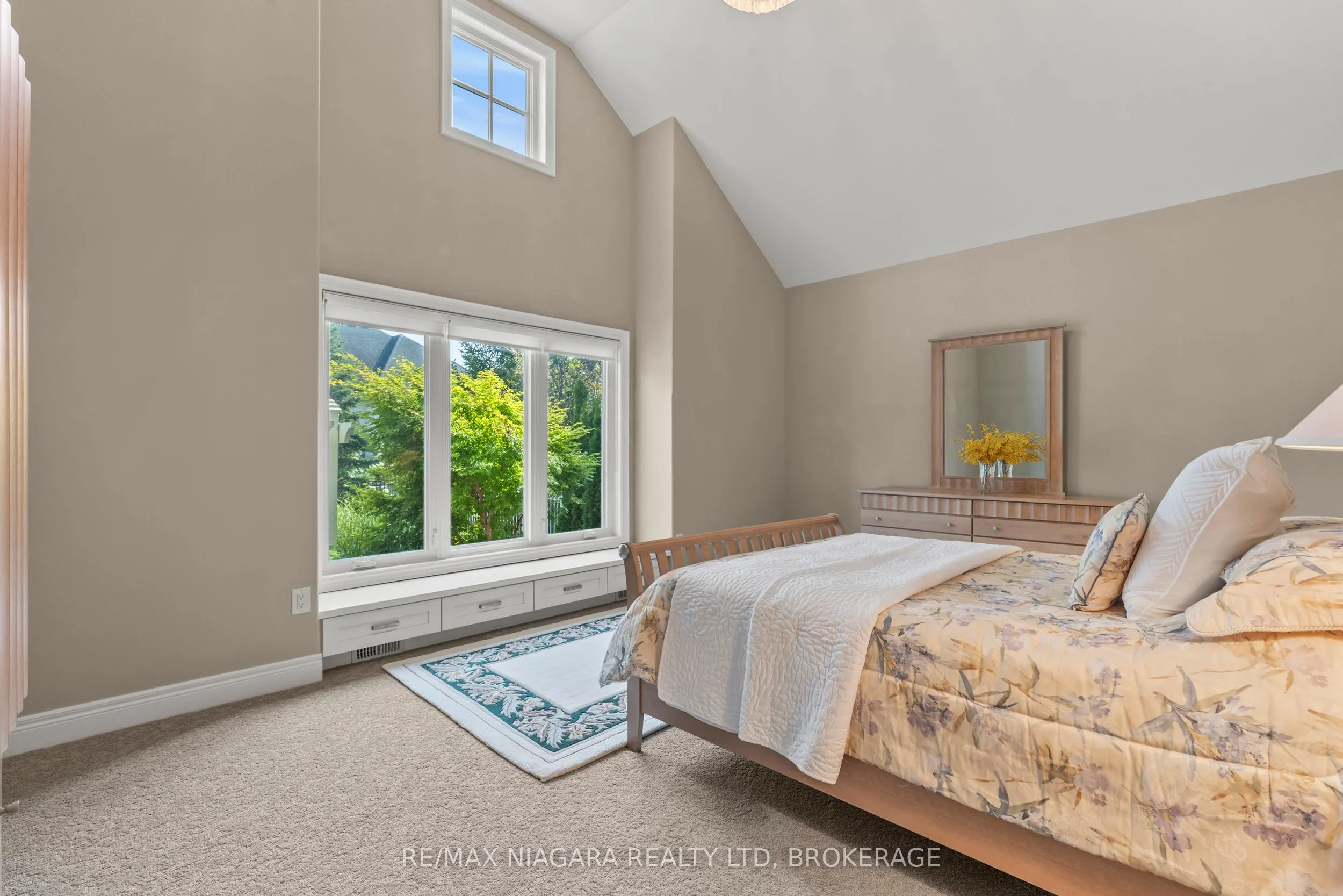 44 STONERIDGE Crescent