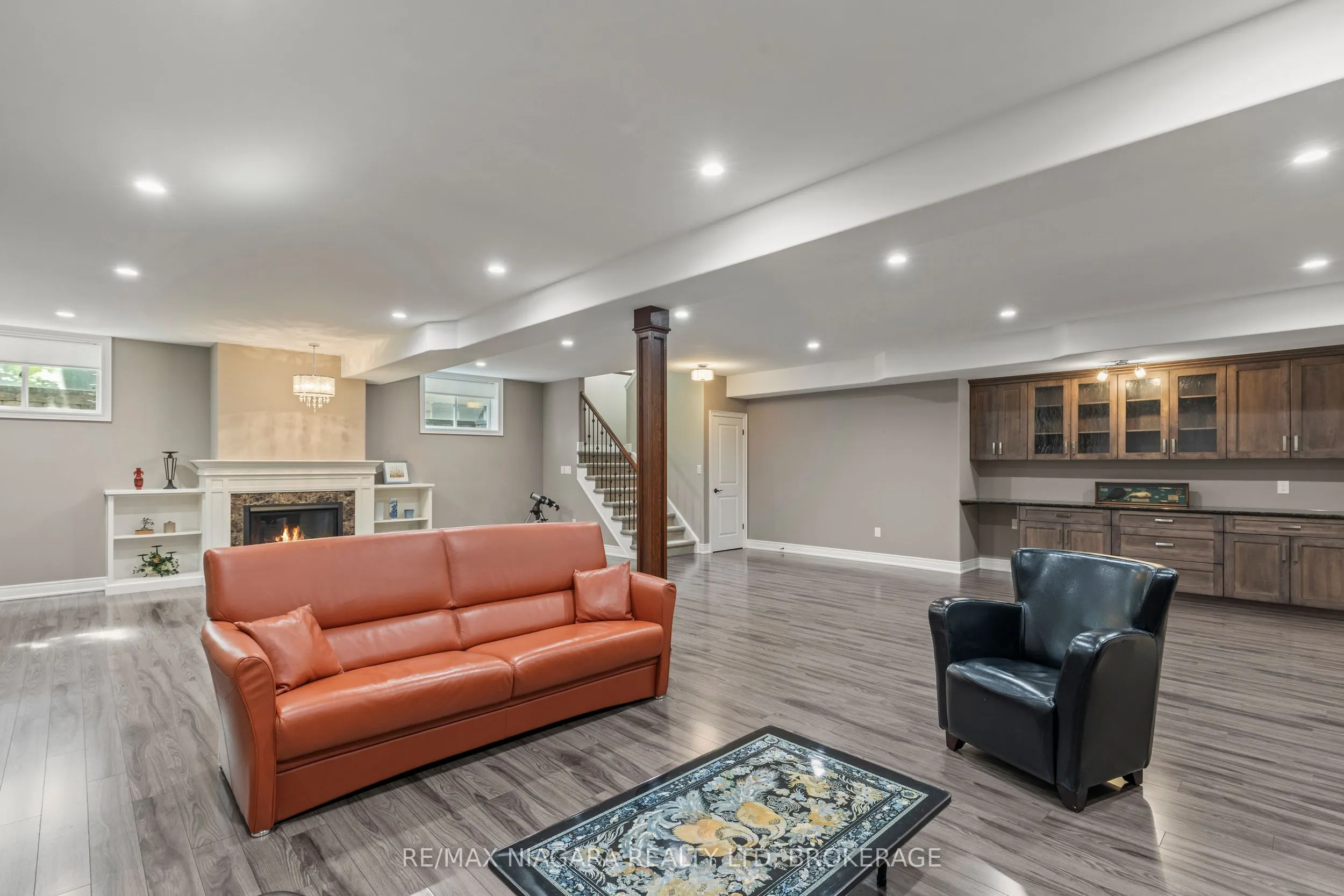 44 STONERIDGE Crescent