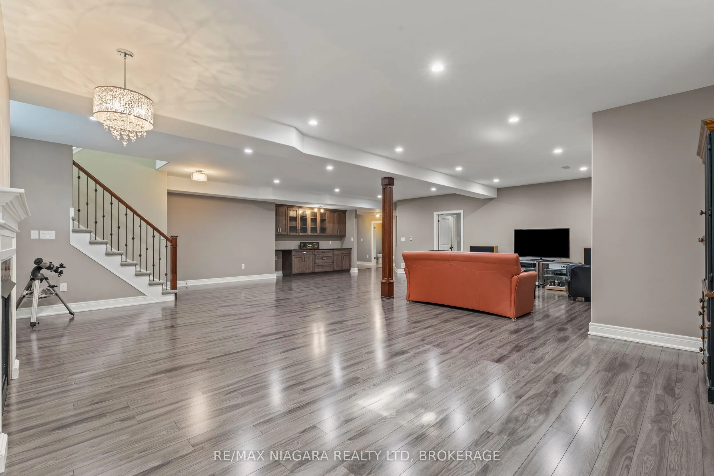 44 STONERIDGE Crescent