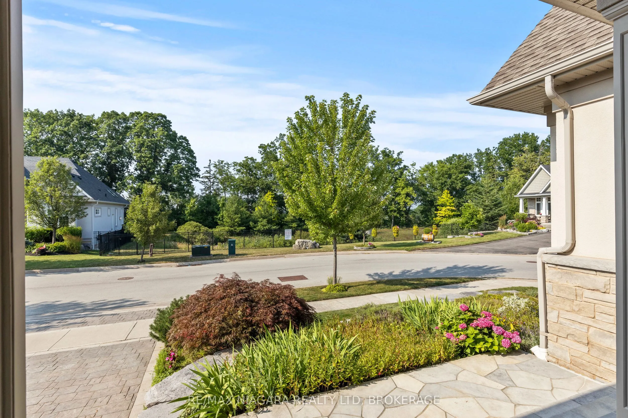 44 STONERIDGE Crescent