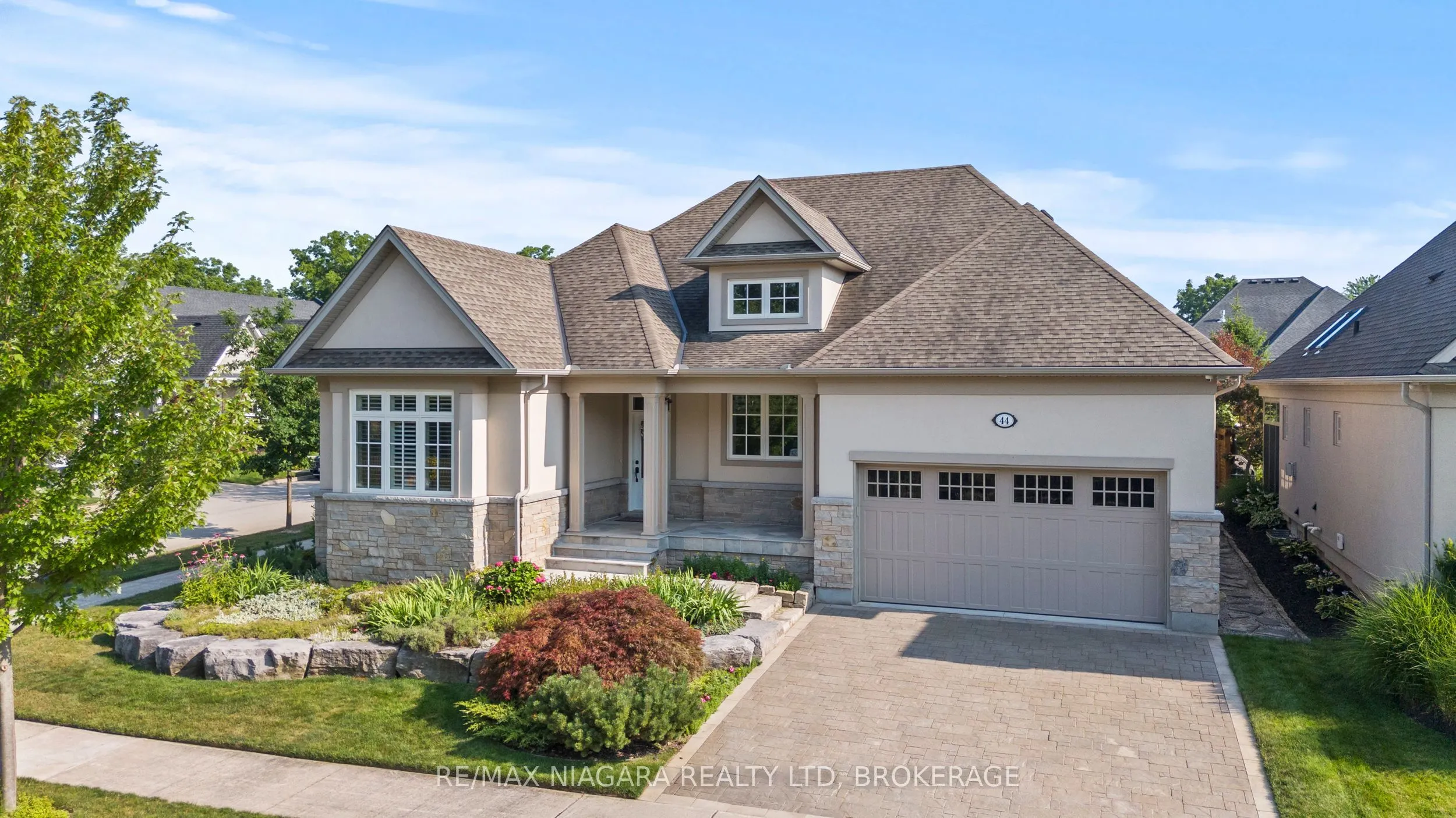 44 STONERIDGE Crescent