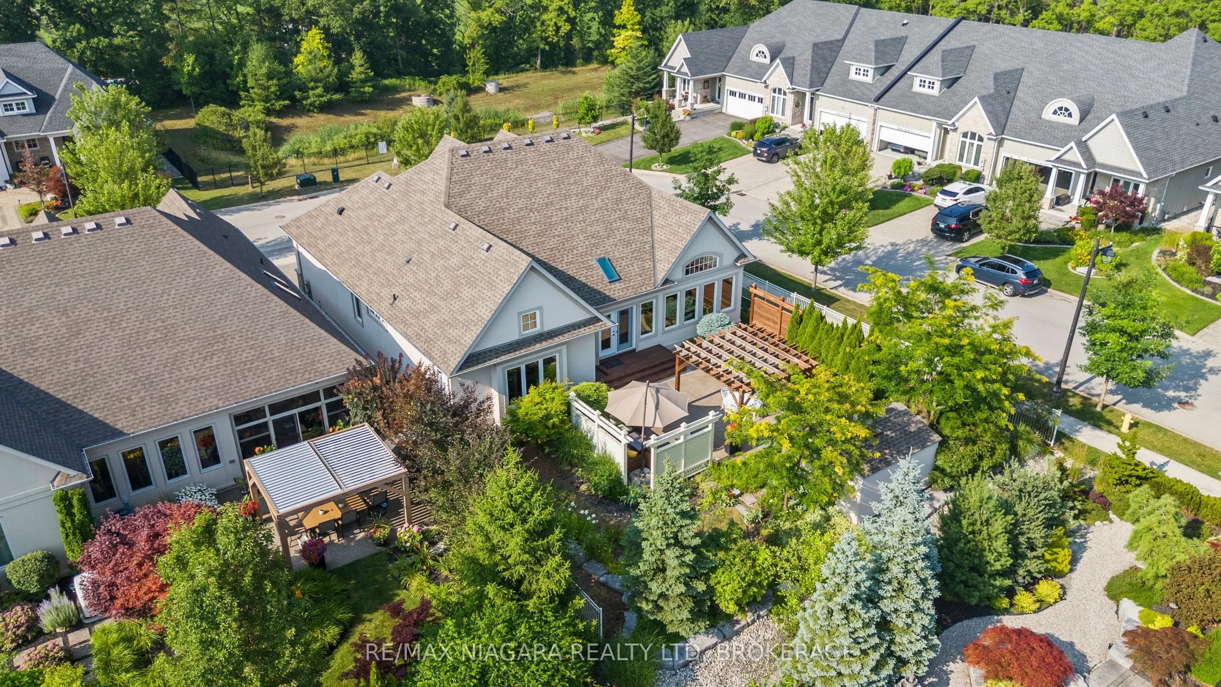 44 STONERIDGE Crescent