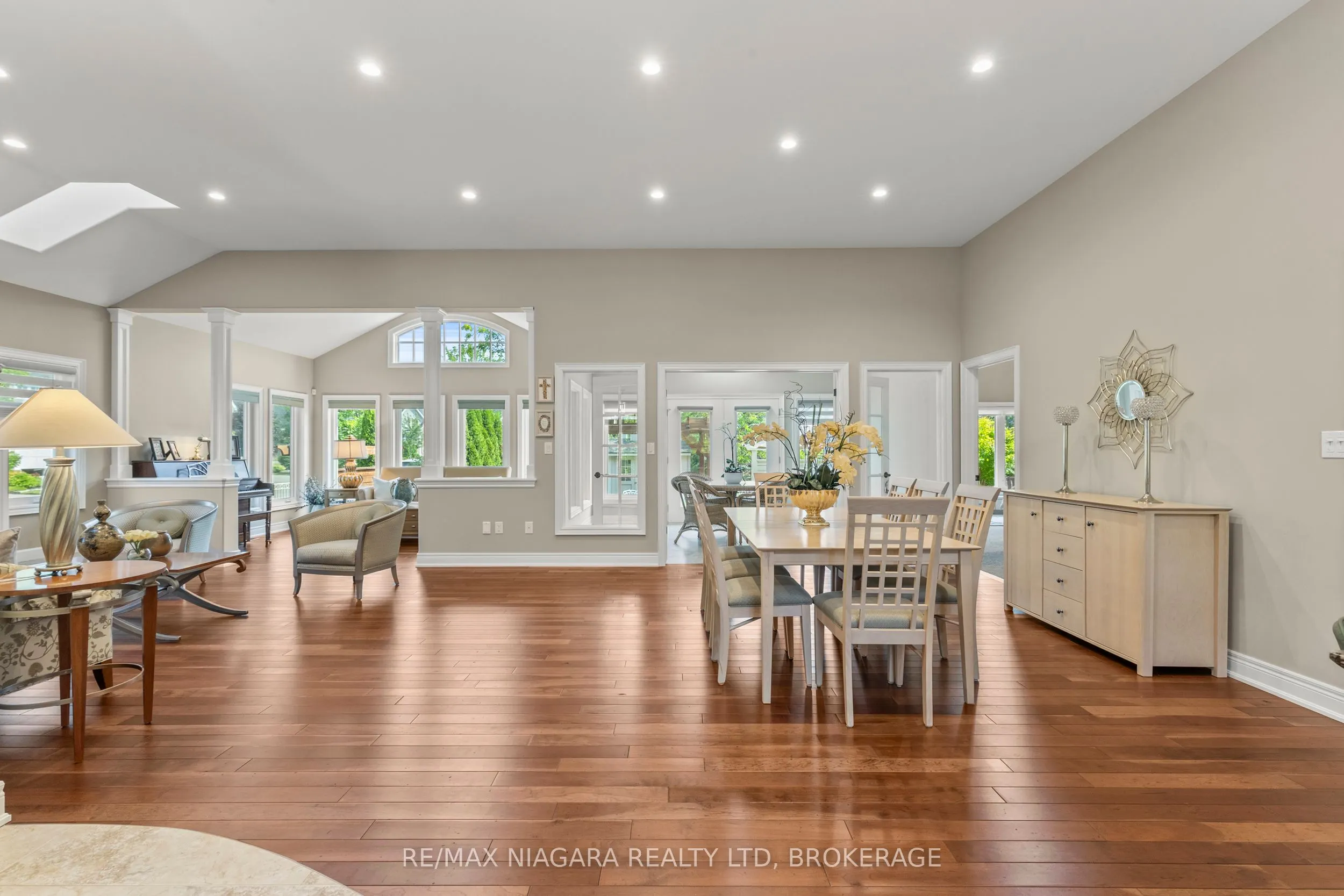 44 STONERIDGE Crescent