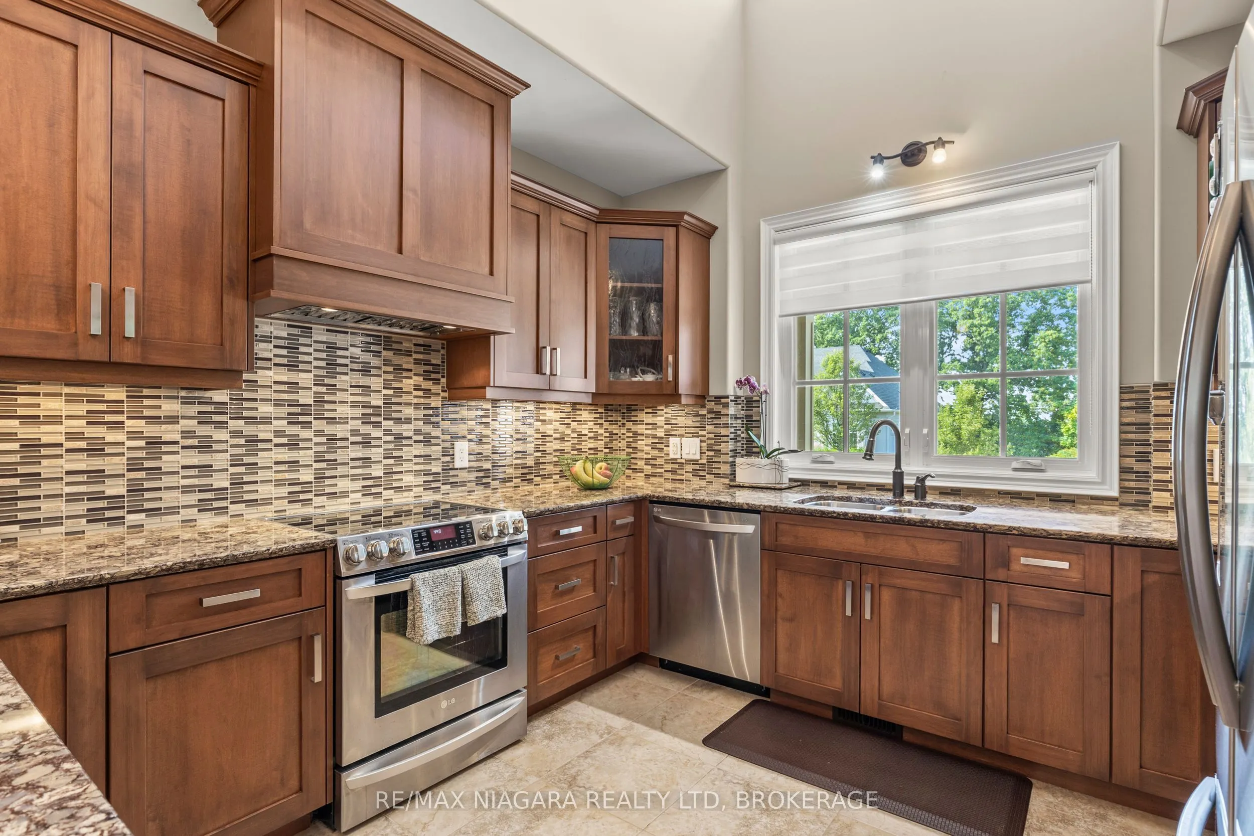 44 STONERIDGE Crescent