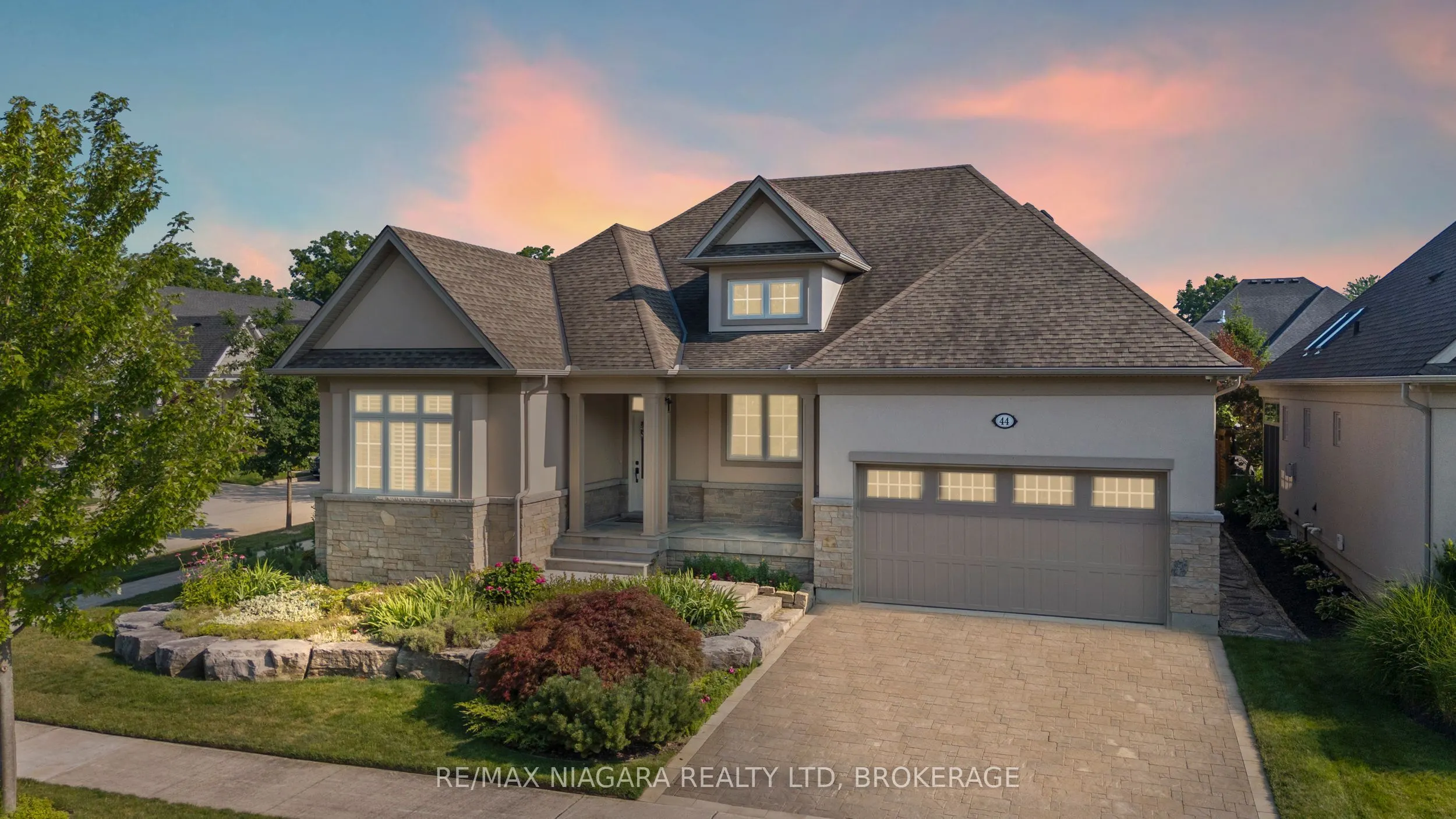 44 STONERIDGE Crescent