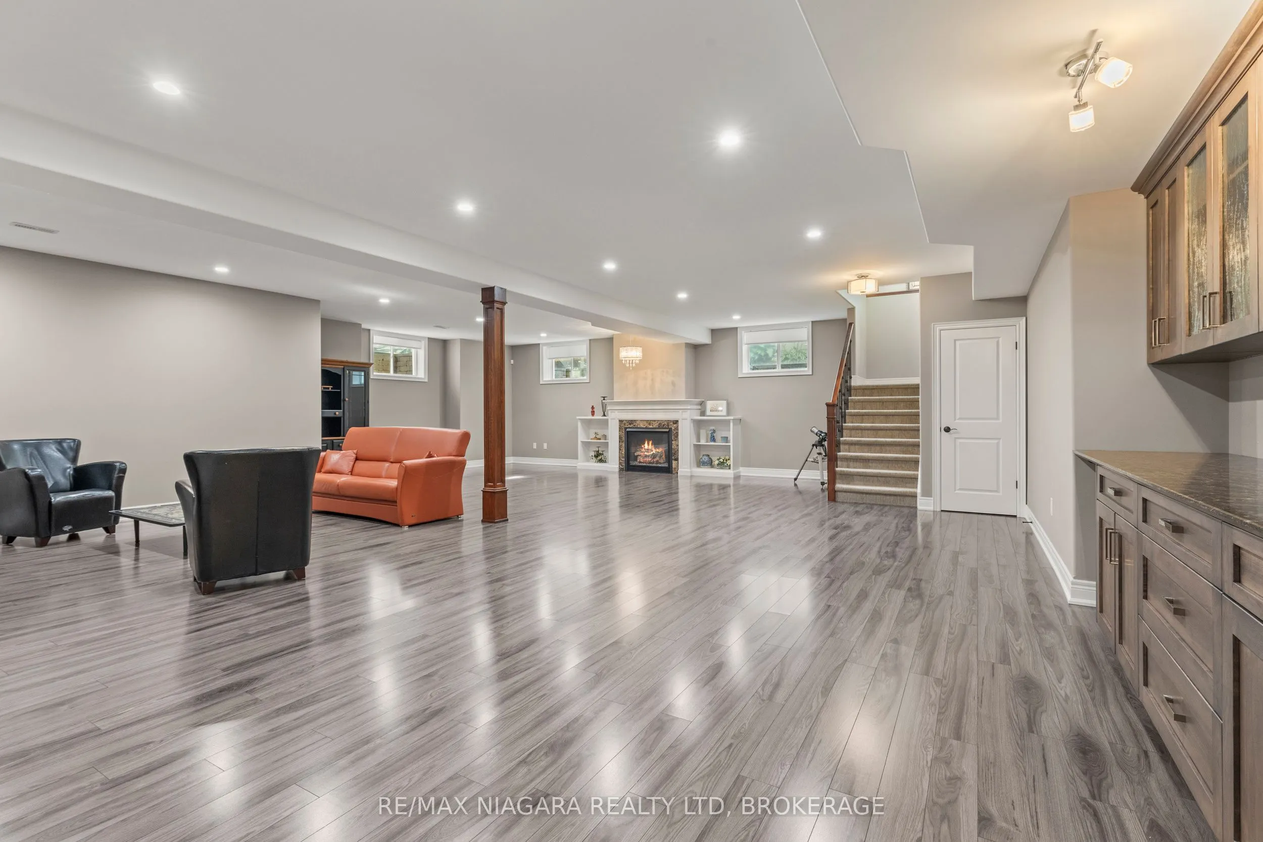 44 STONERIDGE Crescent