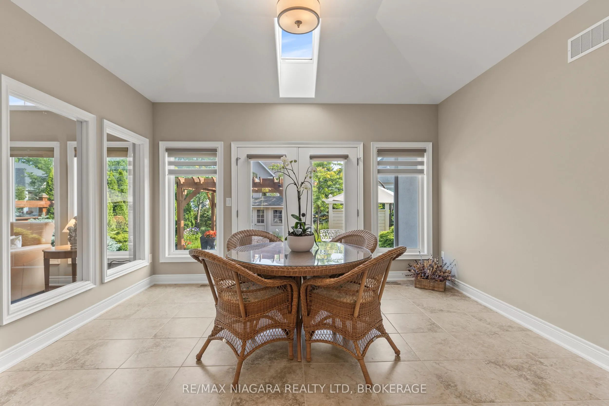 44 STONERIDGE Crescent