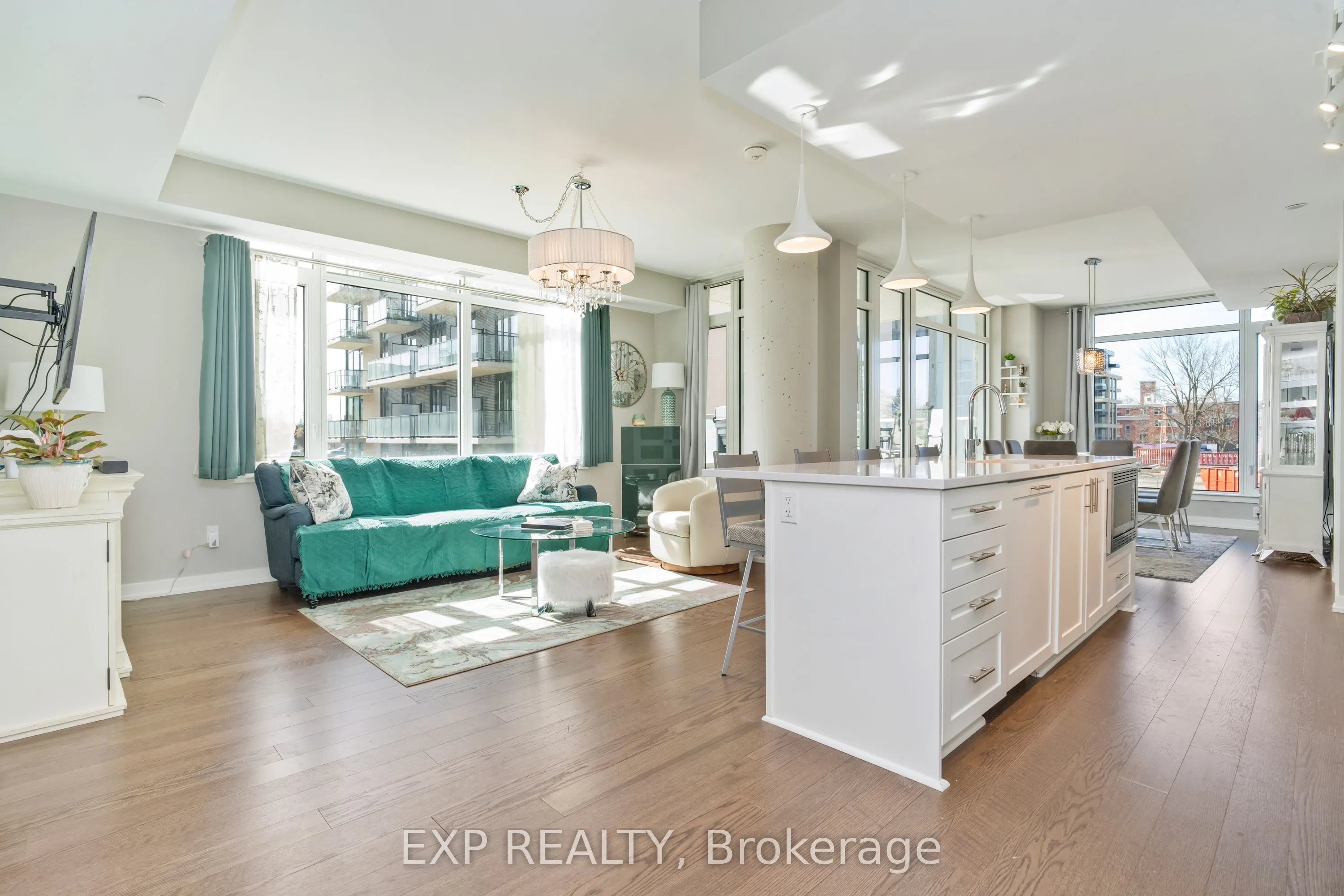 570 De Mazenod Avenue, #209