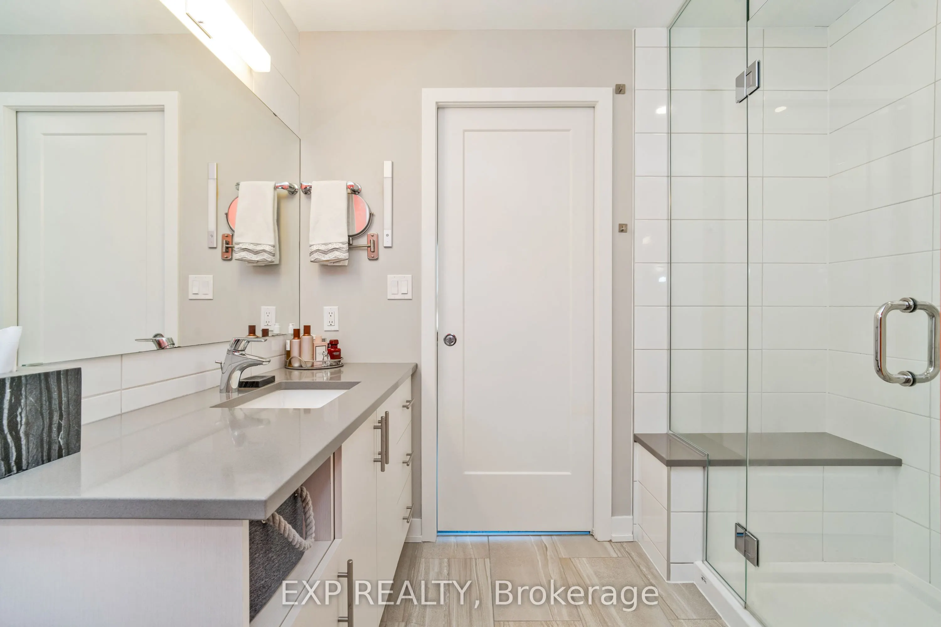 570 De Mazenod Avenue, #209
