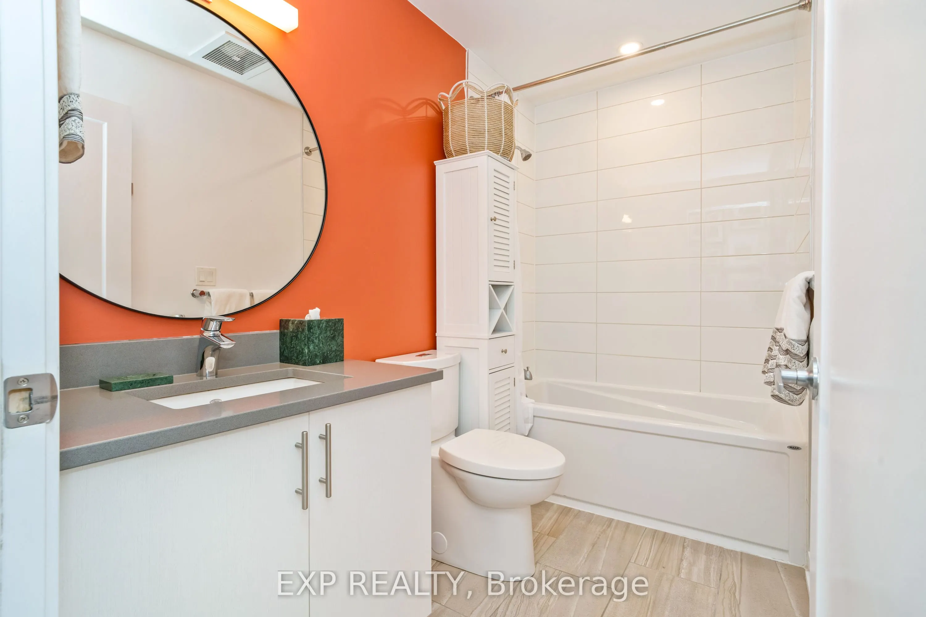 570 De Mazenod Avenue, #209