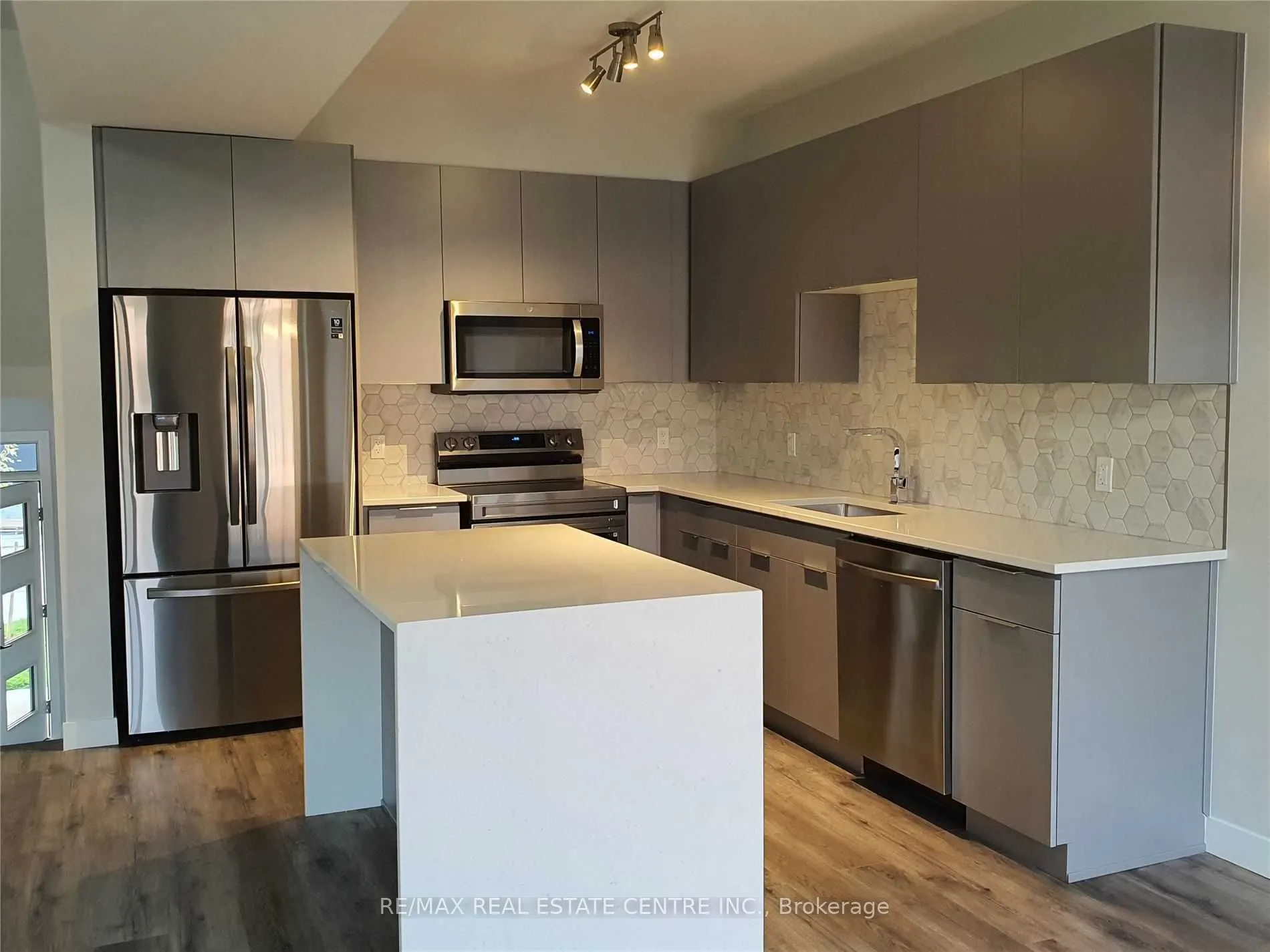 3380 Singleton Avenue, #109