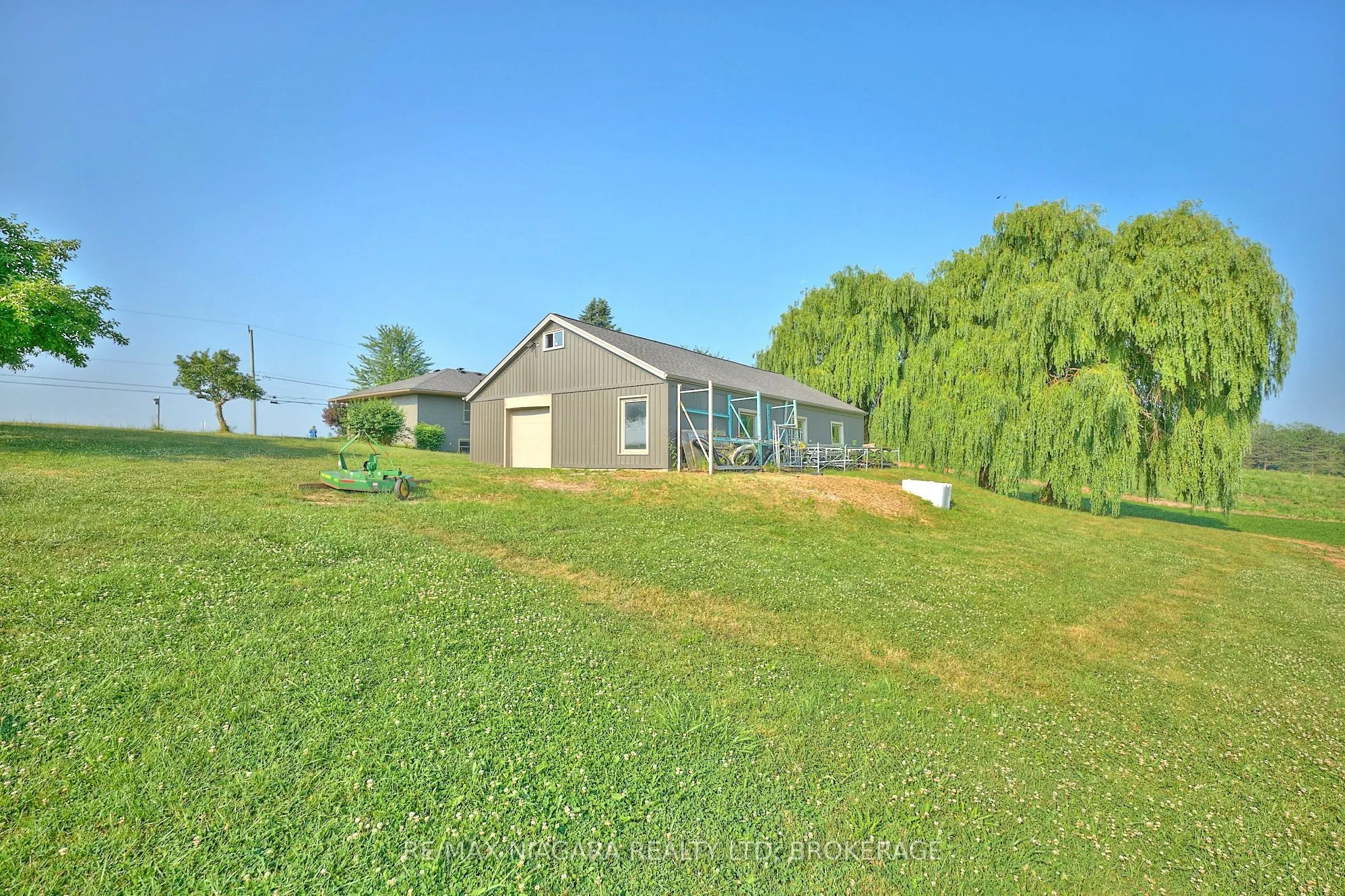 298 RIDGE Road W