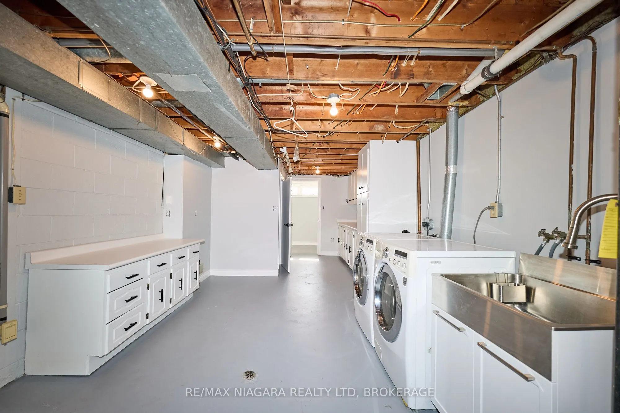 298 RIDGE Road W