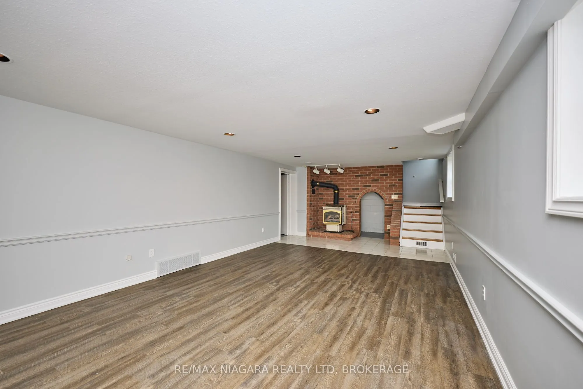 298 RIDGE Road W