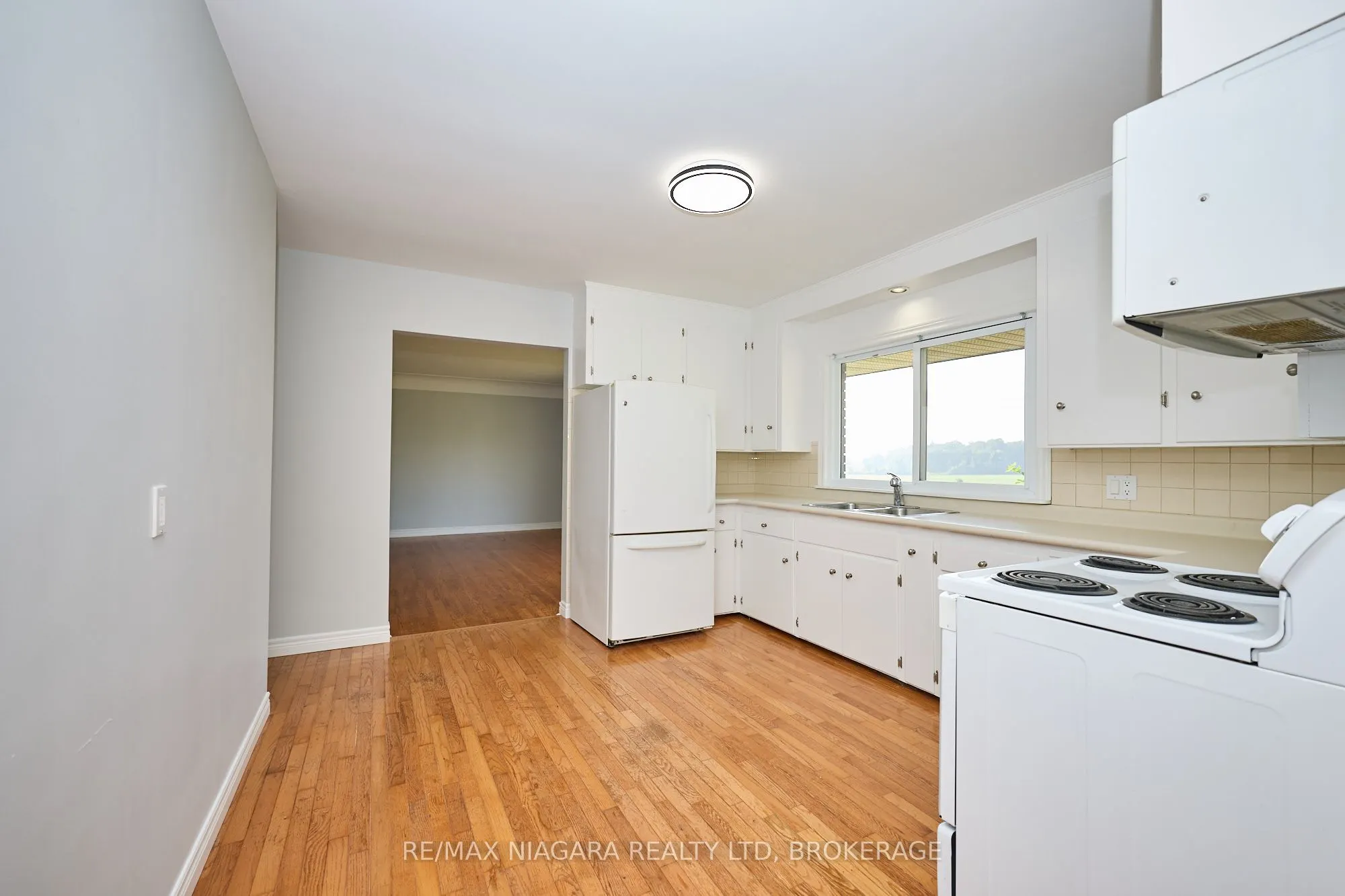 298 RIDGE Road W