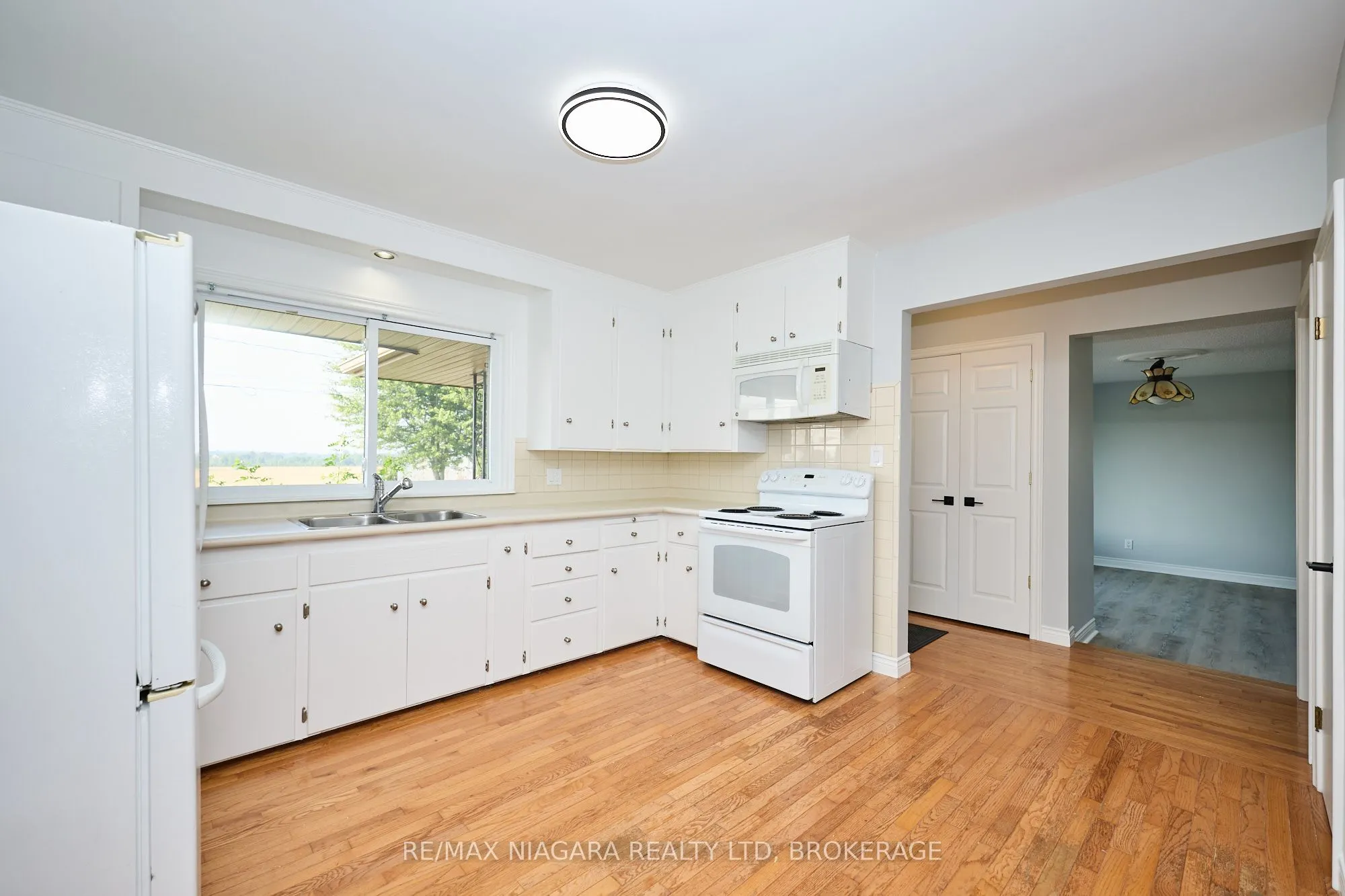 298 RIDGE Road W