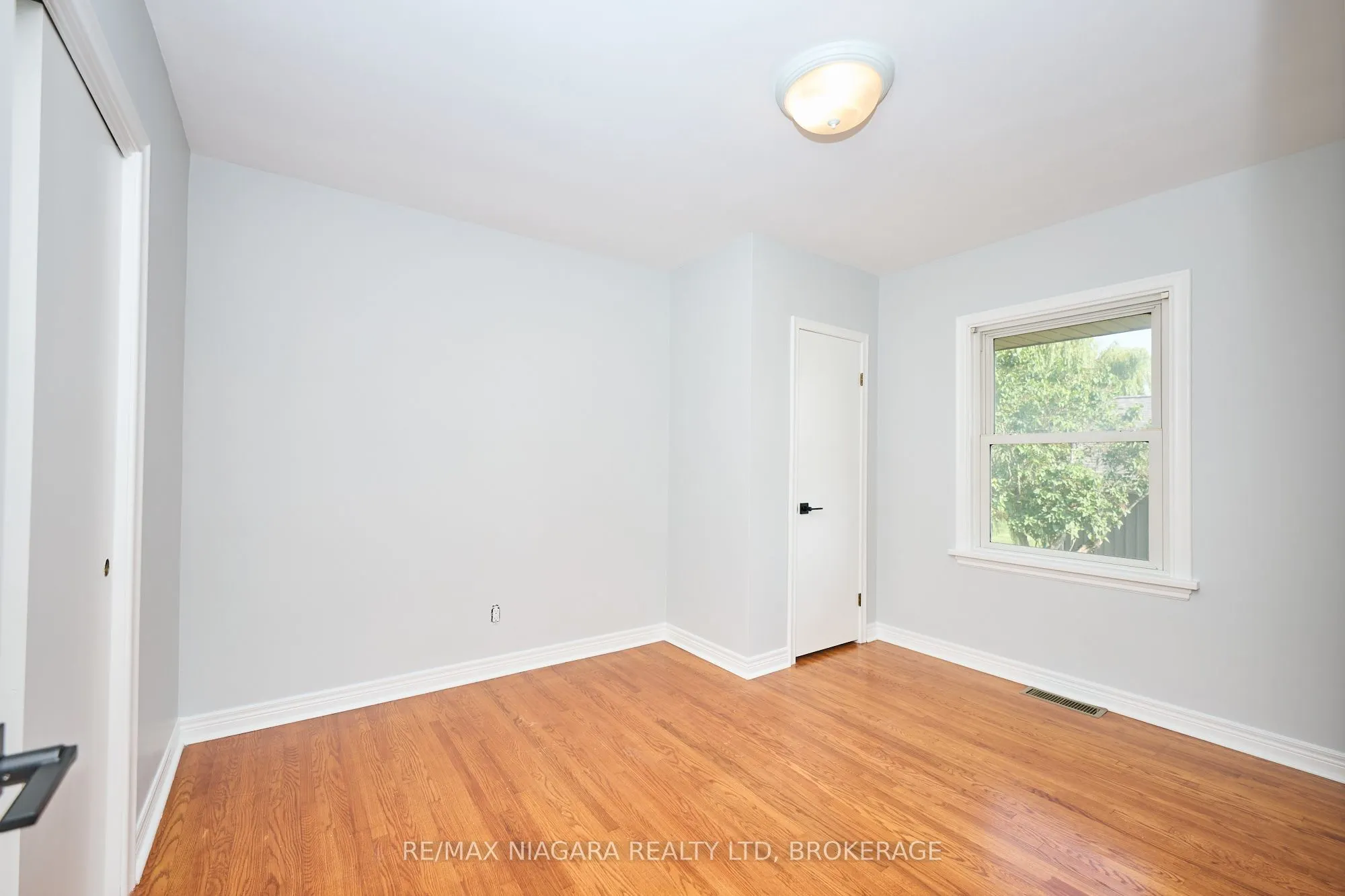 298 RIDGE Road W
