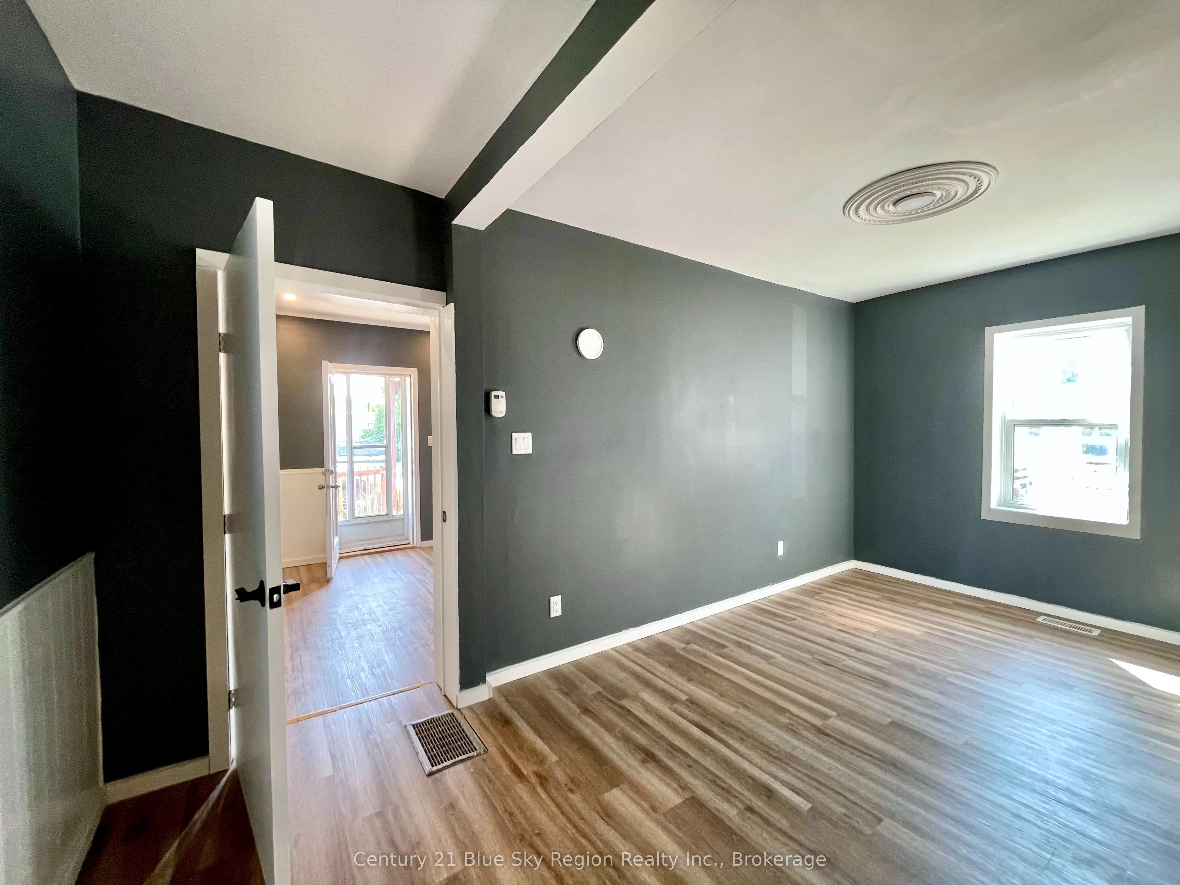 39 Principale Street W