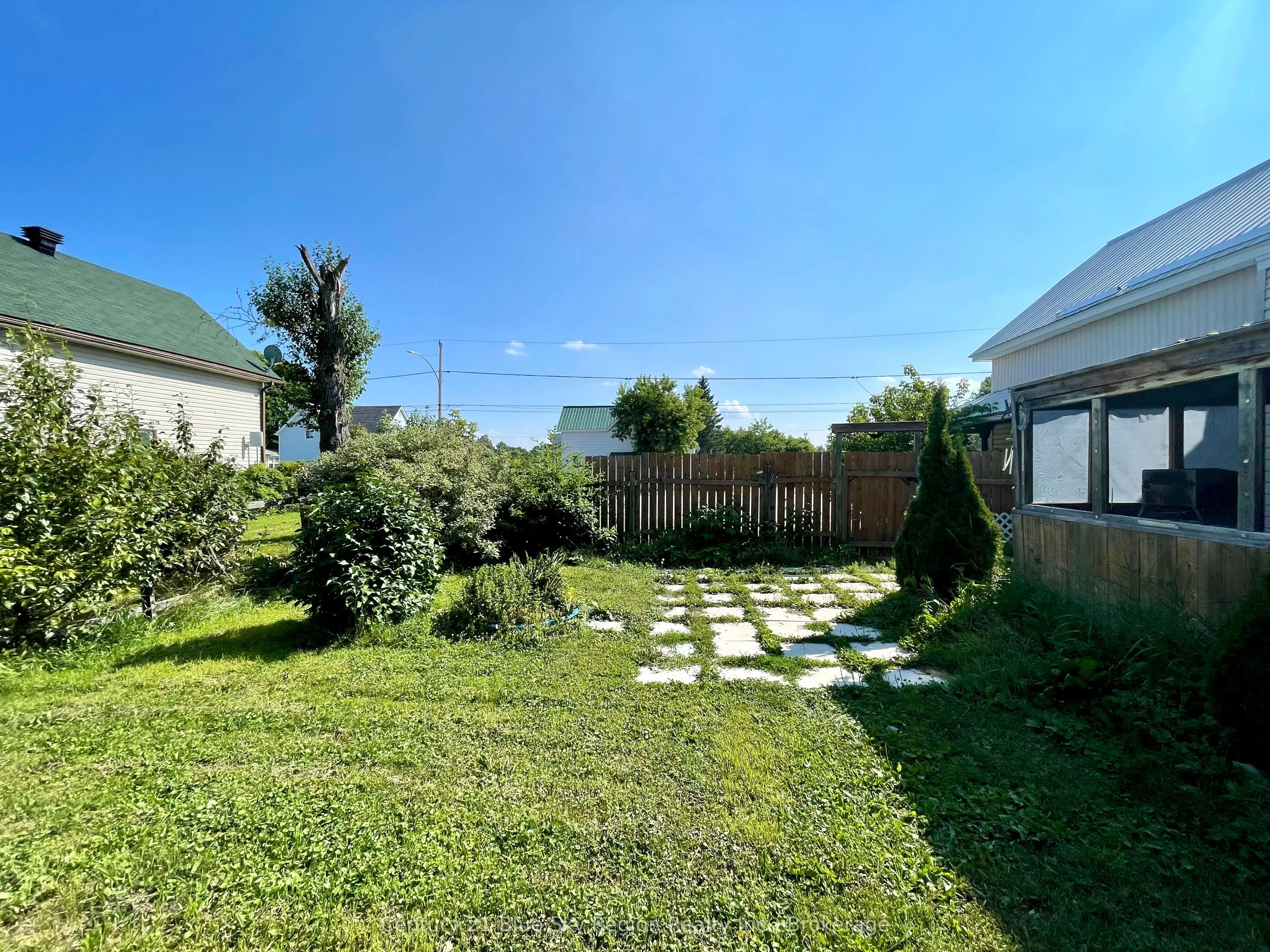 39 Principale Street W