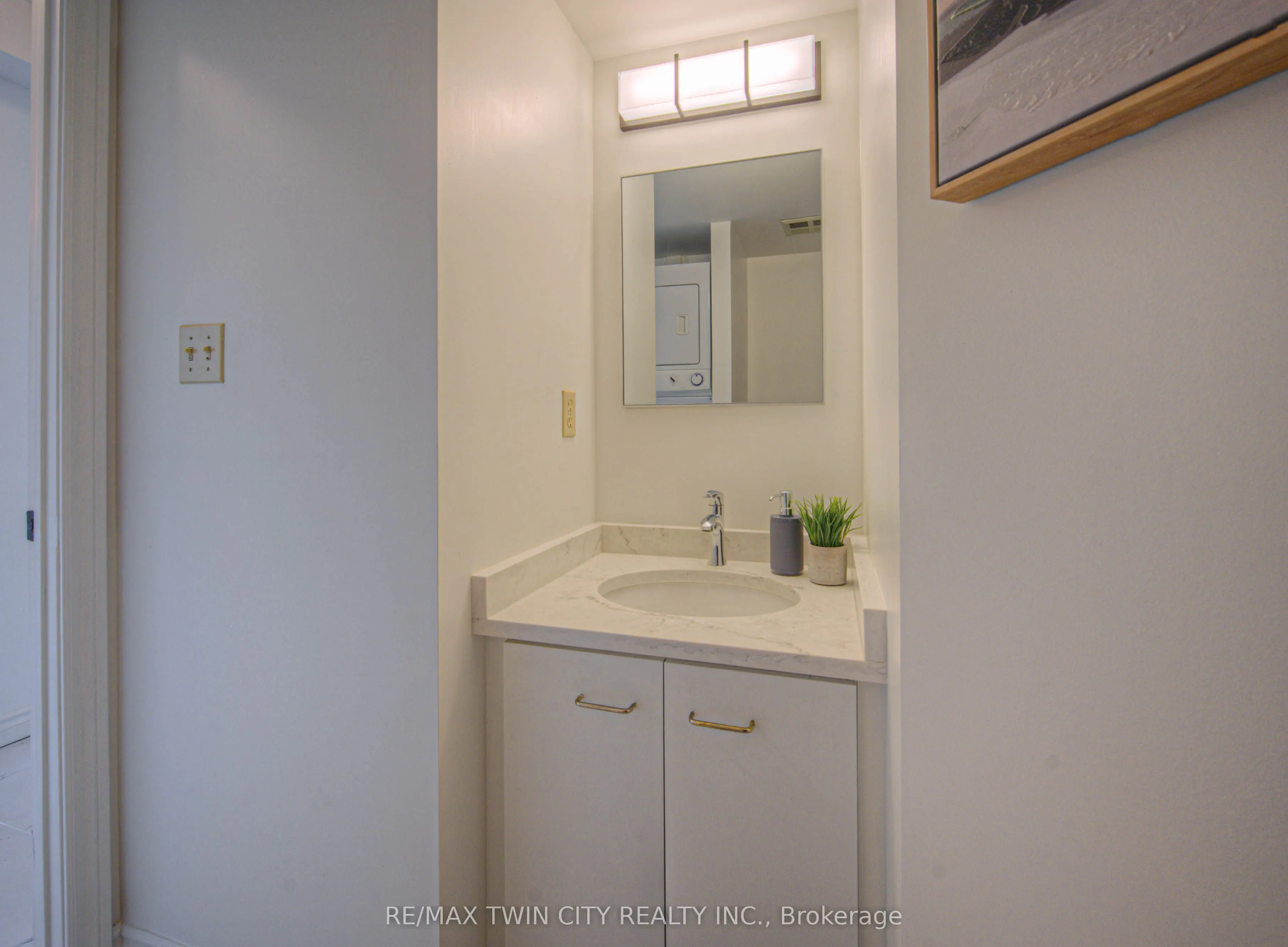 237 King Street W, #1207