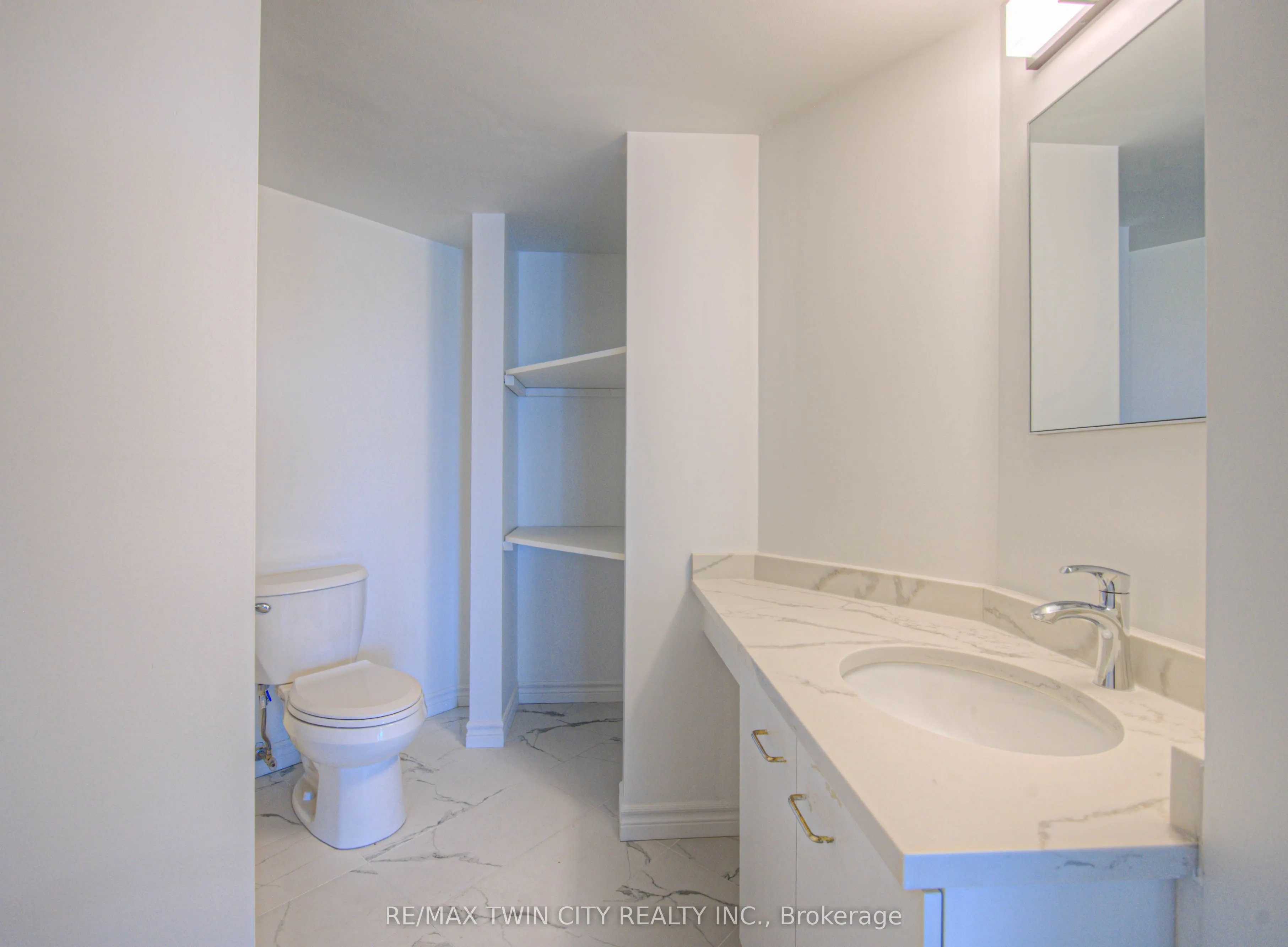 237 King Street W, #1207