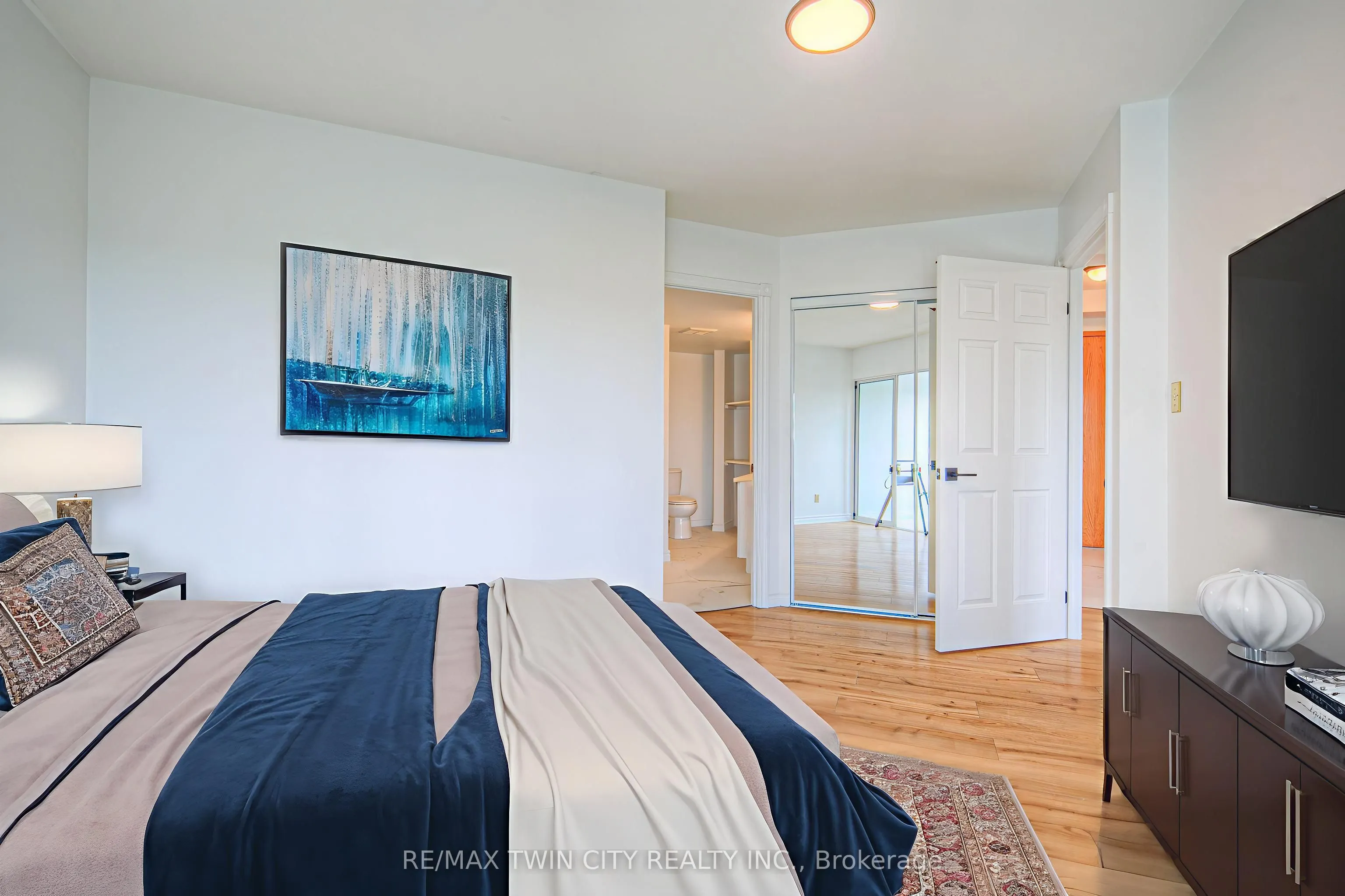 237 King Street W, #1207