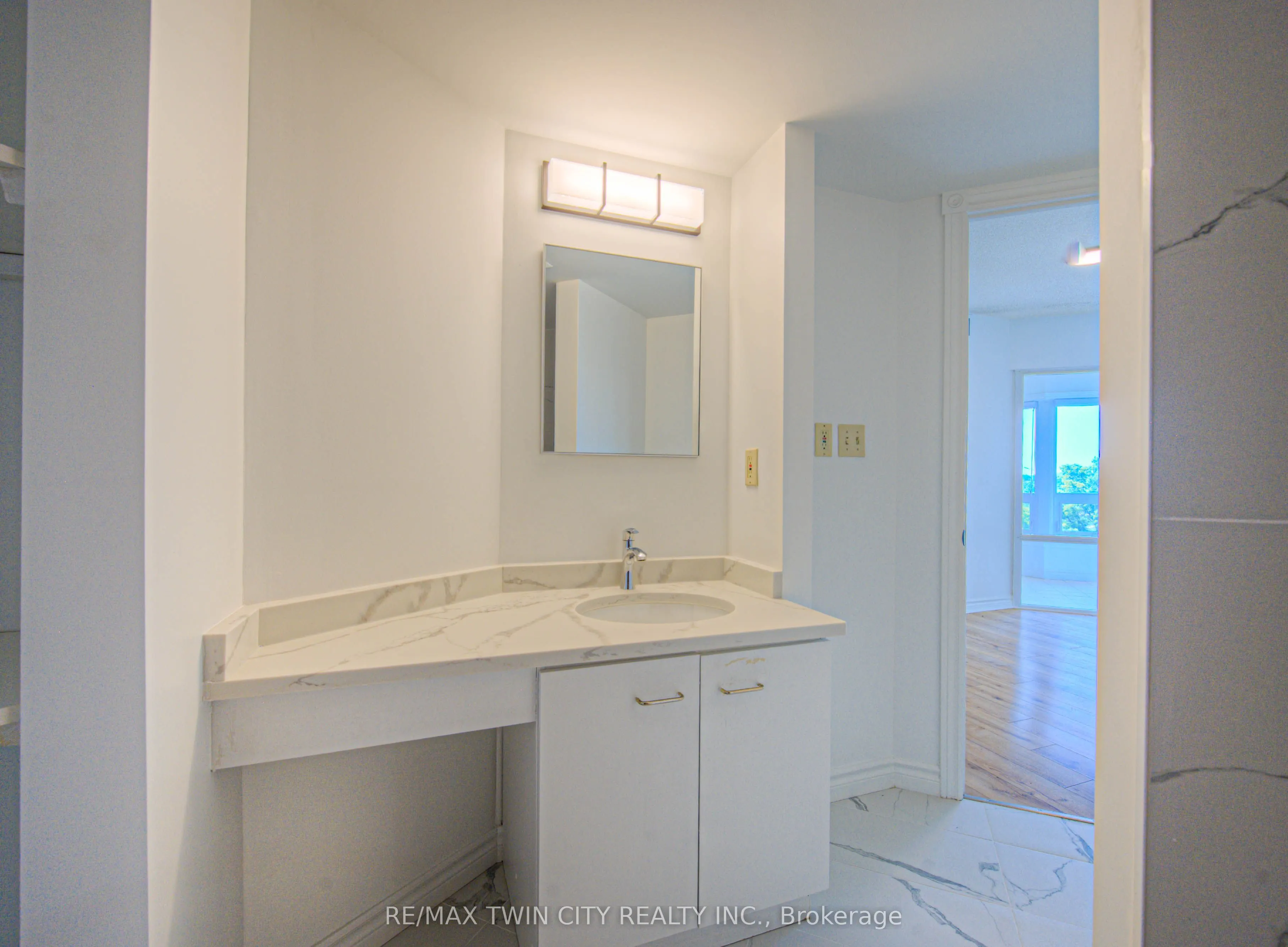 237 King Street W, #1207