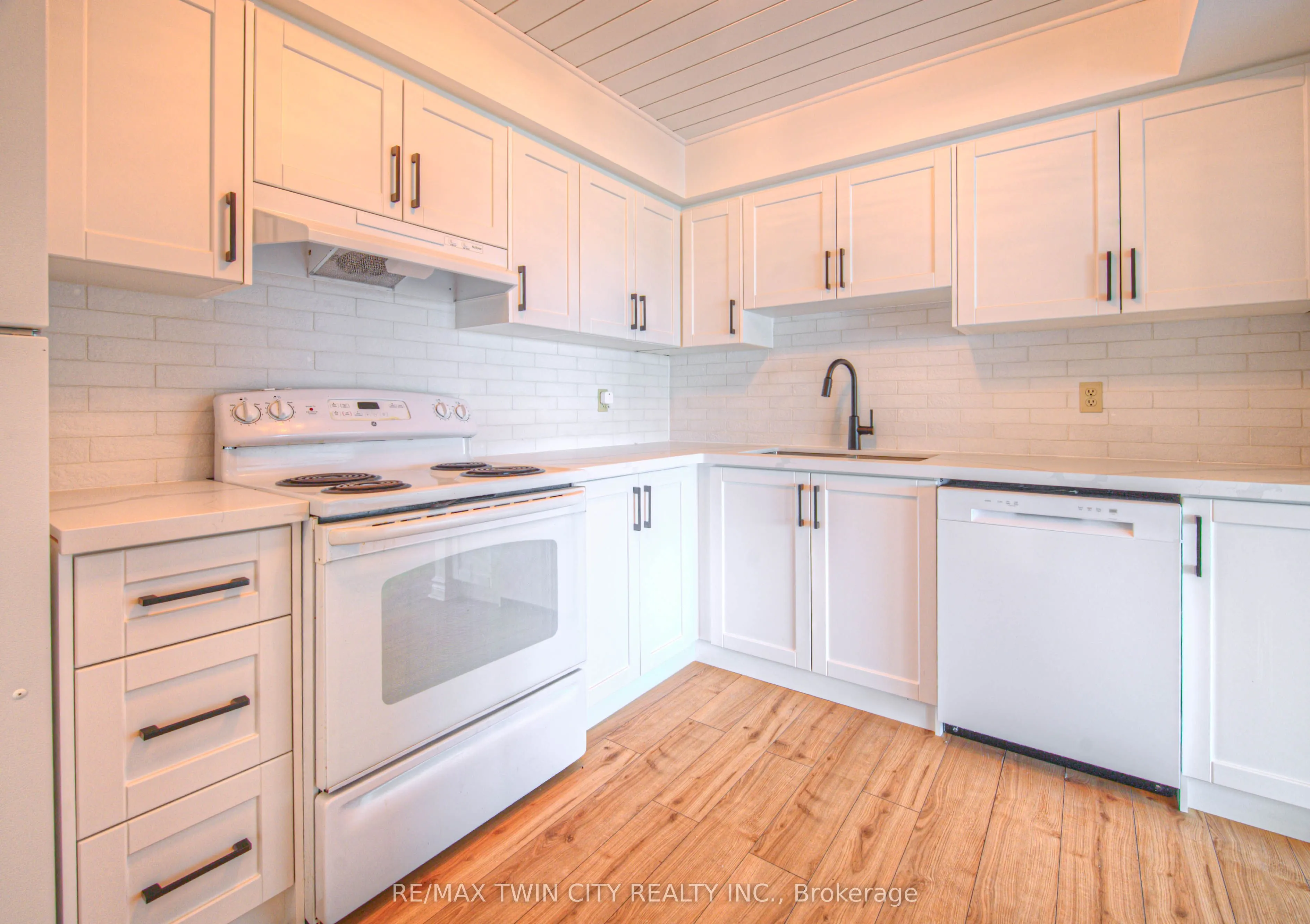 237 King Street W, #1207