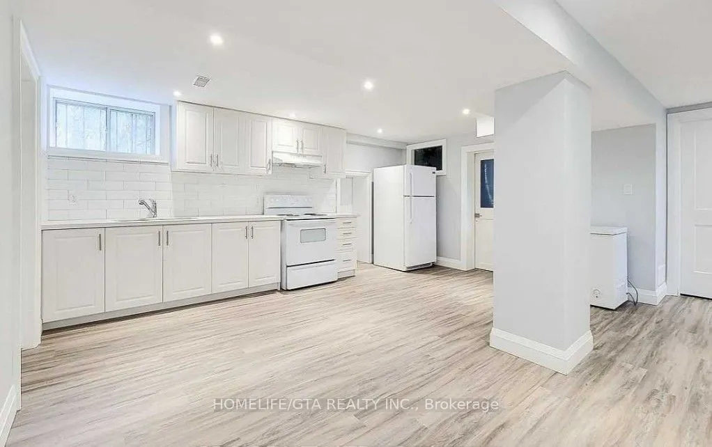 20 Highland Road W