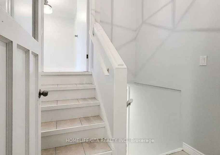 20 Highland Road W