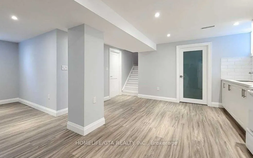 20 Highland Road W