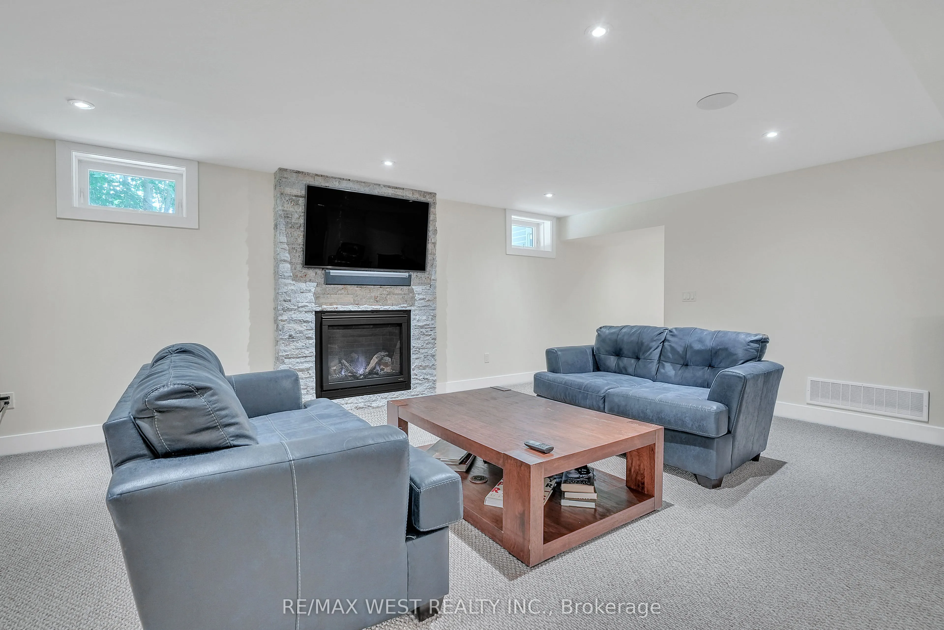 8 Westwind Court