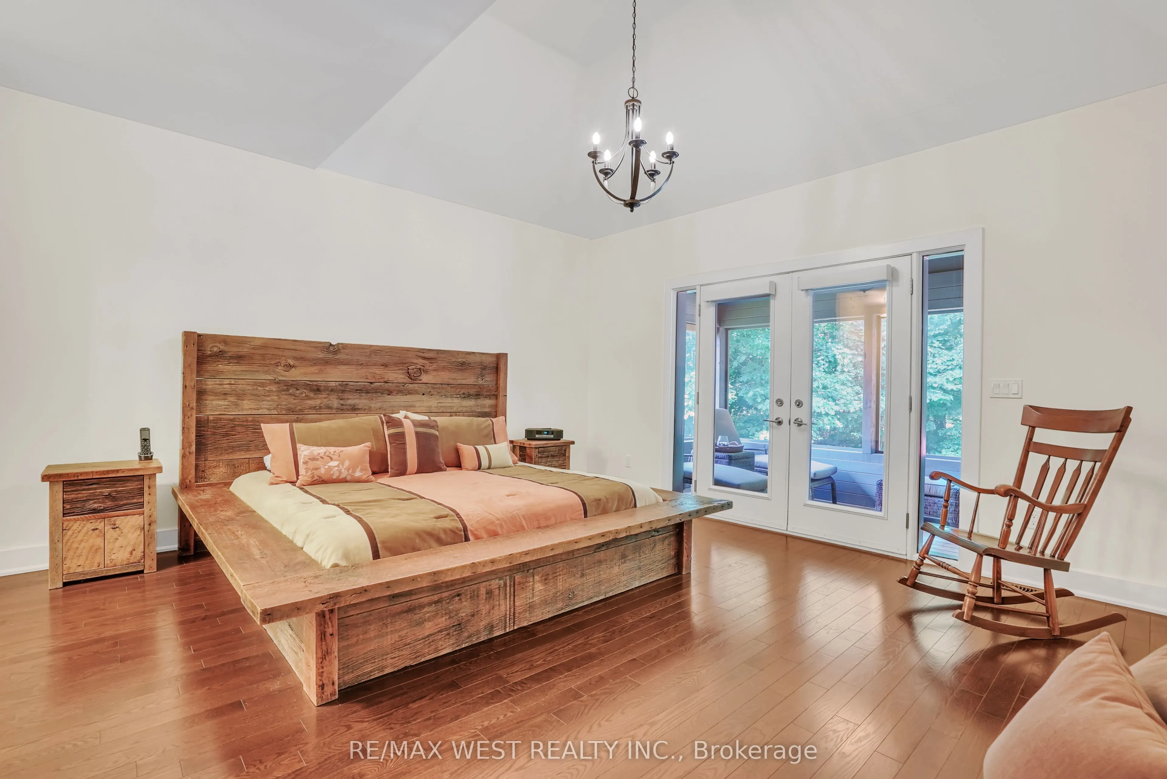 8 Westwind Court